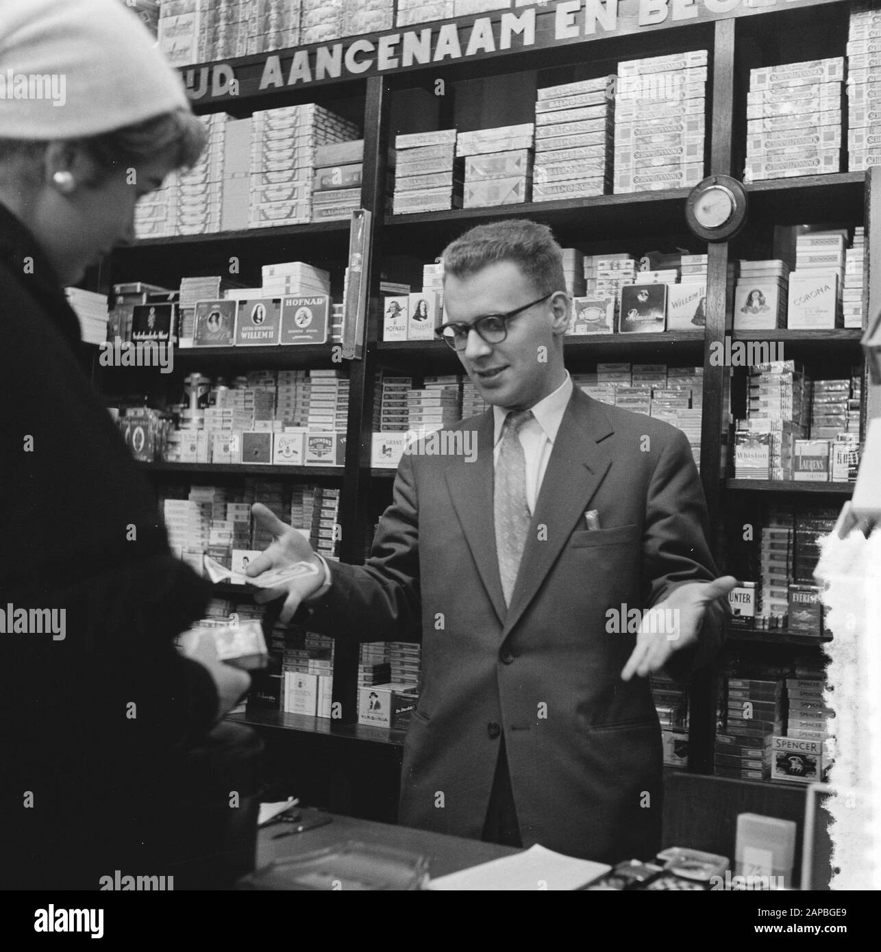 Fräulein mit Hinweis auf tausend Beschreibung: Sammlung Fotosammlung Anefo, Photonennummer 908-2615 Datum: 22. Januar 1957 Stockfoto