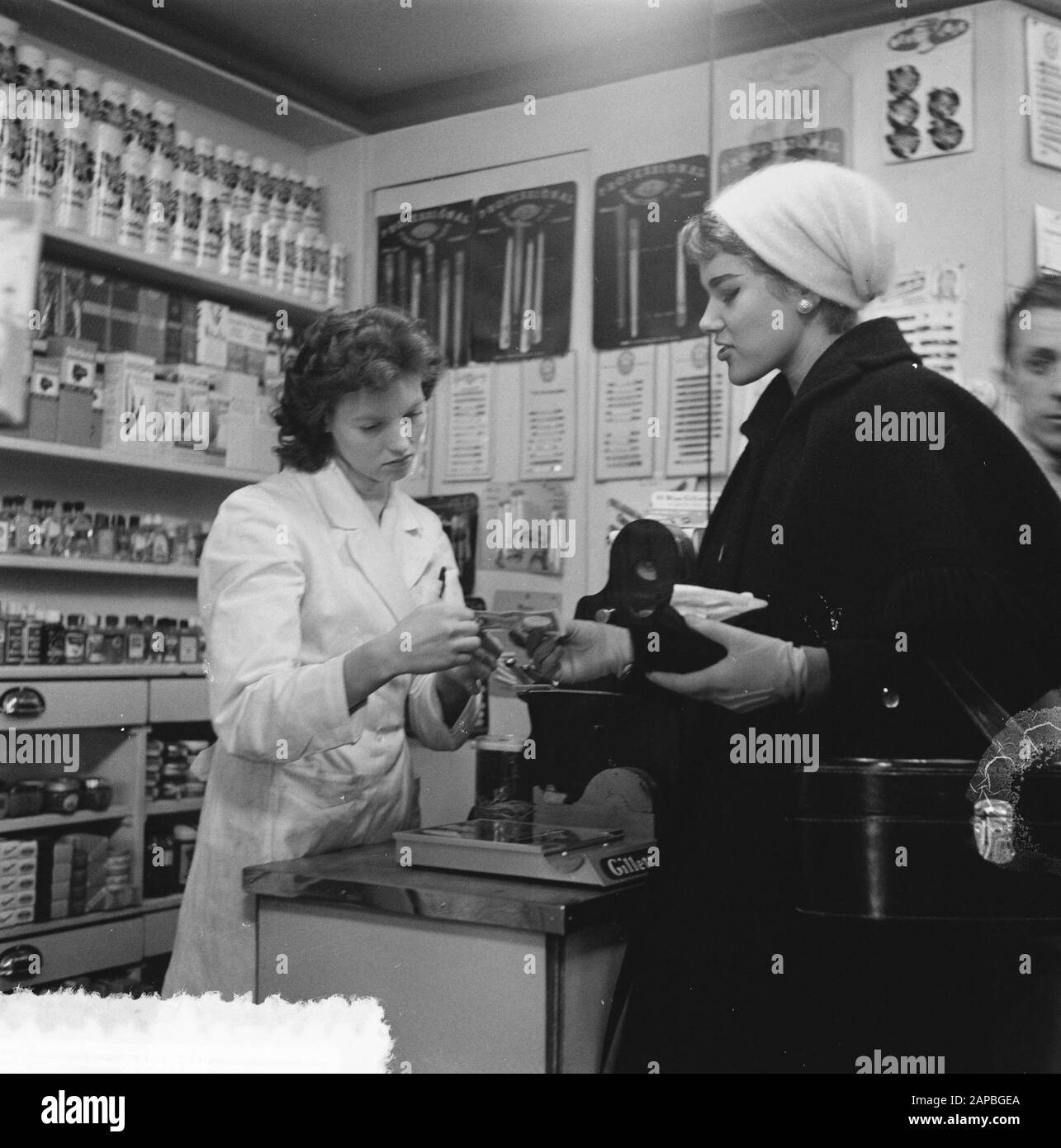 Fräulein mit Hinweis auf tausend Beschreibung: Sammlung Fotosammlung Anefo, Photonennummer 908-2611 Datum: 22. Januar 1957 Stockfoto