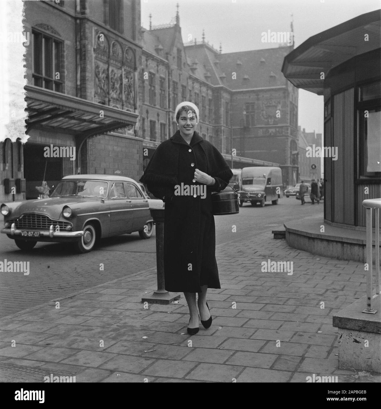 Fräulein mit Hinweis auf tausend Beschreibung: Sammlung Fotosammlung Anefo, Photonennummer 908-2618 Datum: 22. Januar 1957 Stockfoto