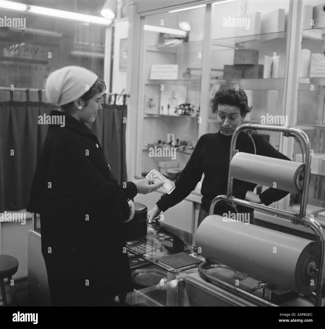 Fräulein mit Hinweis auf tausend Beschreibung: Sammlung Fotosammlung Anefo, Fotonummer 908-2607 Datum: 22. Januar 1957 Stockfoto