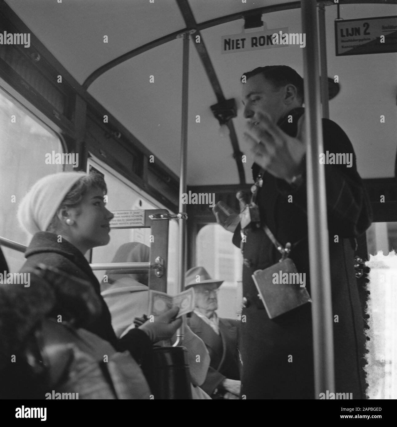 Fräulein mit Hinweis auf tausend Beschreibung: Sammlung Fotosammlung Anefo, Photonennummer 908-2613 Datum: 22. Januar 1957 Stockfoto