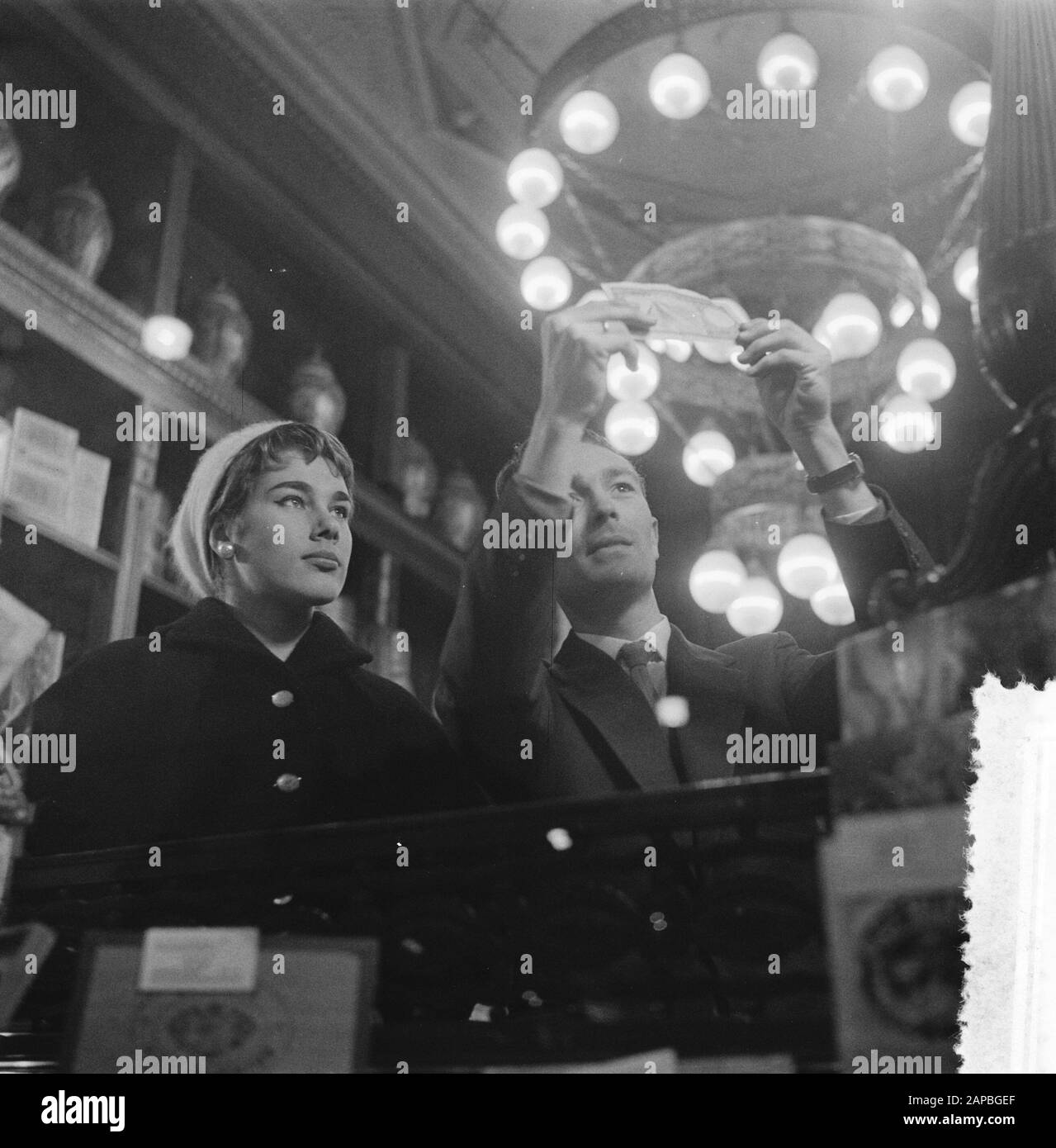 Fräulein mit Hinweis auf tausend Beschreibung: Sammlung Fotosammlung Anefo, Photonennummer 908-2625 Datum: 22. Januar 1957 Stockfoto