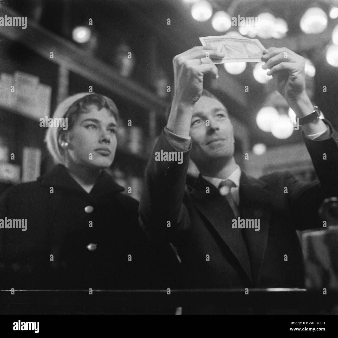 Fräulein mit Hinweis auf tausend Beschreibung: Sammlung Fotosammlung Anefo, Photonennummer 908-2620 Datum: 22. Januar 1957 Stockfoto