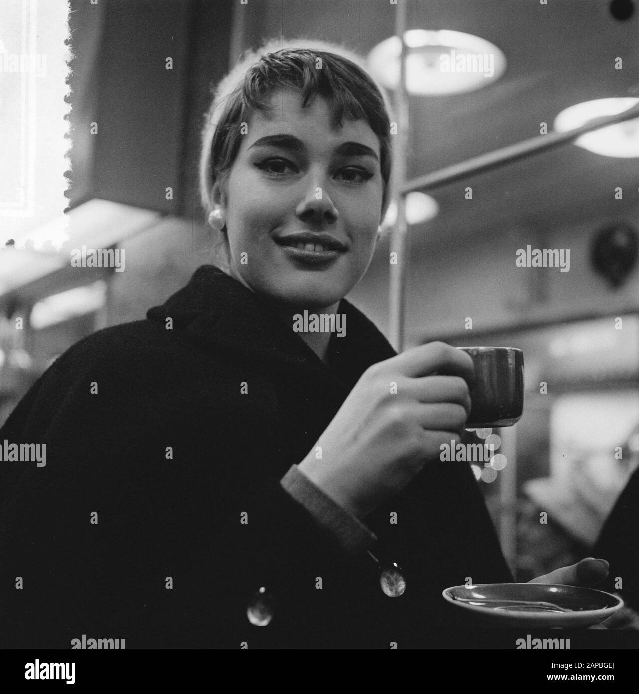 Fräulein mit Hinweis auf tausend Beschreibung: Sammlung Fotosammlung Anefo, Photonennummer 908-2623 Datum: 22. Januar 1957 Stockfoto