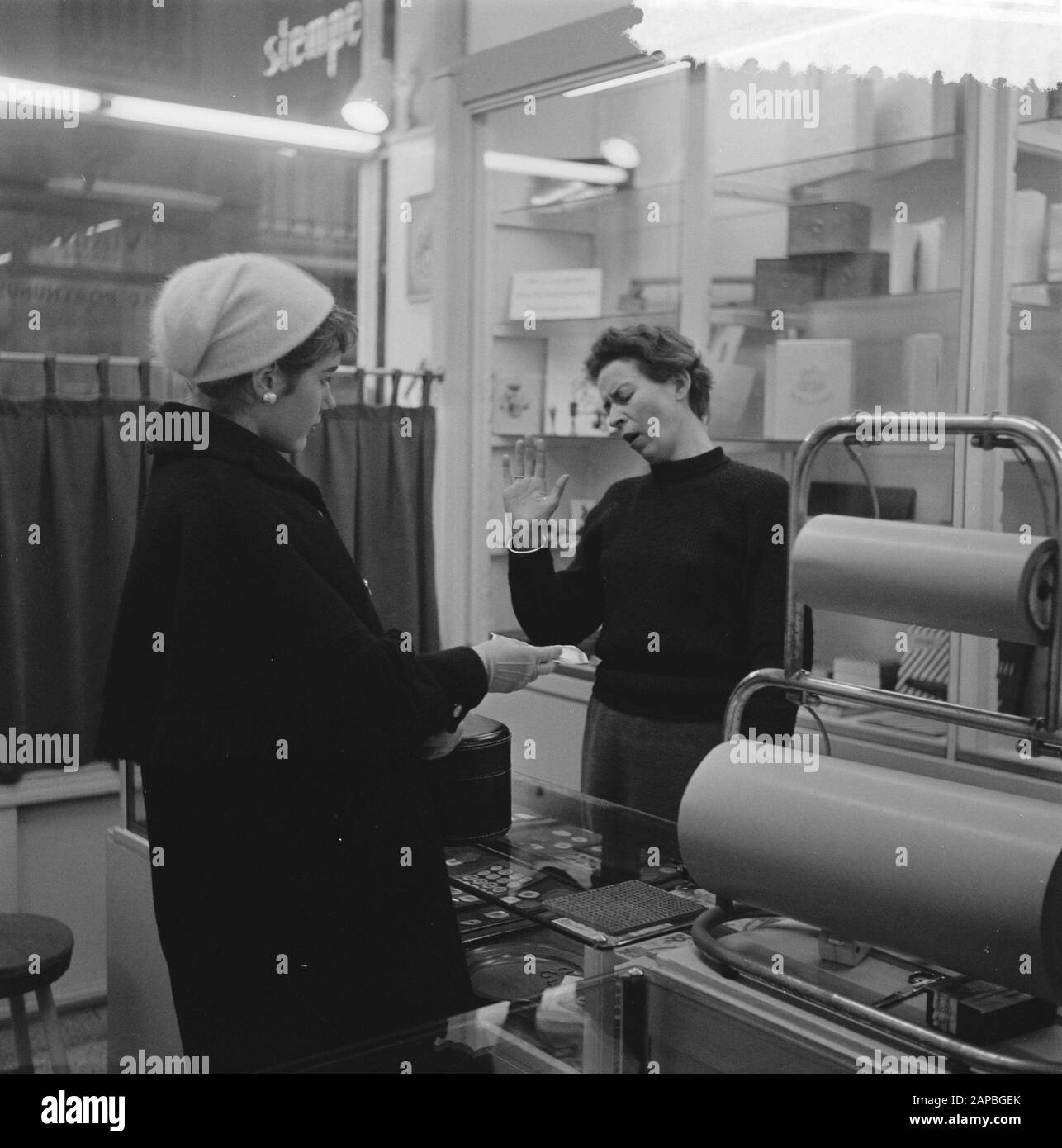 Fräulein mit Hinweis auf tausend Beschreibung: Sammlung Fotosammlung Anefo, Fotonummer 908-2606 Datum: 22. Januar 1957 Stockfoto