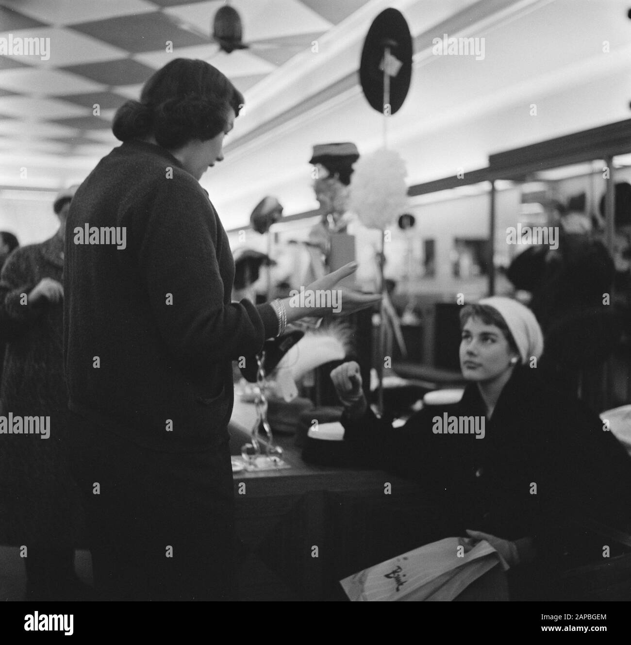 Fräulein mit Hinweis auf tausend Beschreibung: Sammlung Fotosammlung Anefo, Fotonummer 908-2608 Datum: 22. Januar 1957 Stockfoto