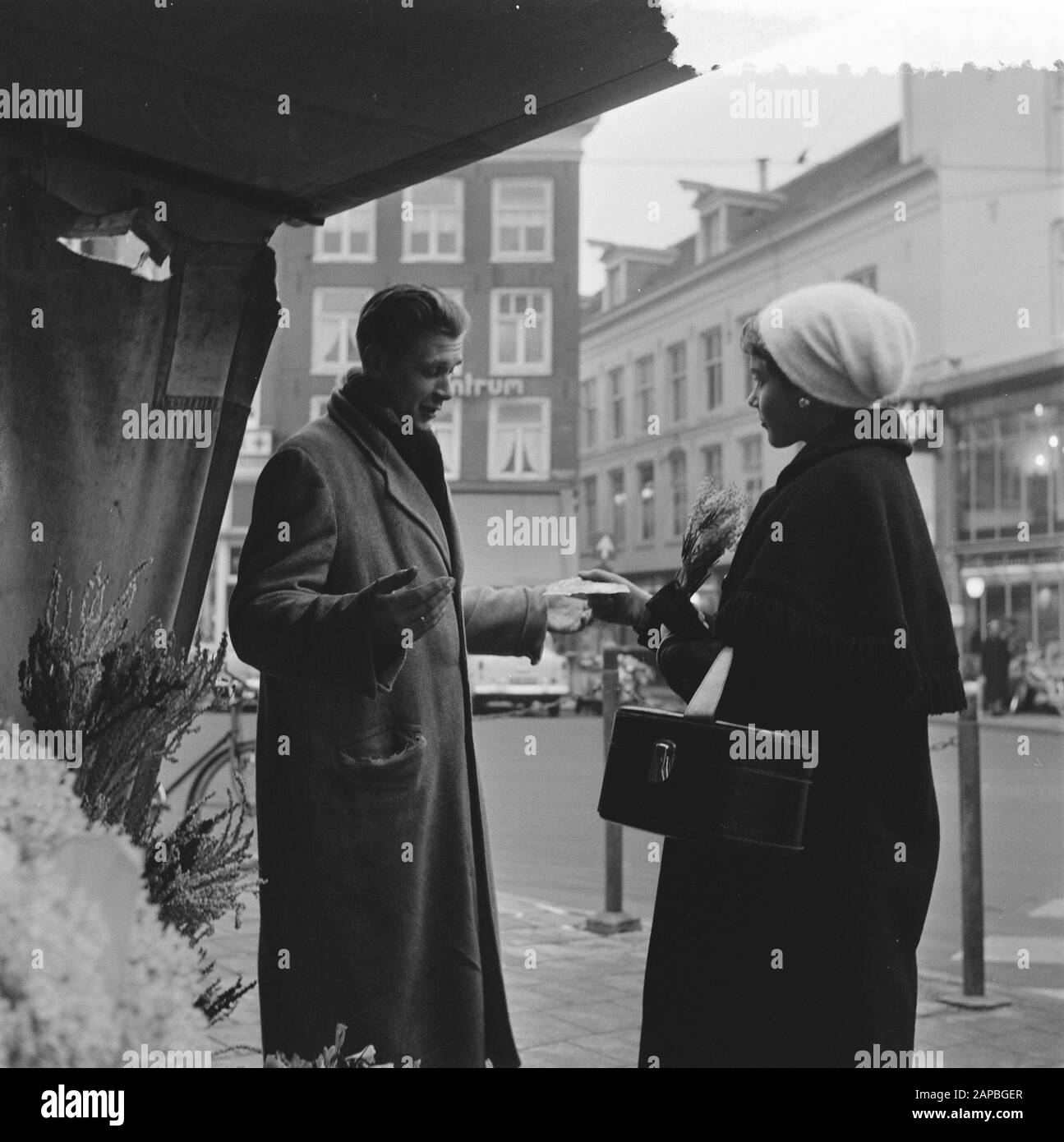 Fräulein mit Hinweis auf tausend Beschreibung: Sammlung Fotosammlung Anefo, Fotonummer 908-2605 Datum: 22. Januar 1957 Stockfoto
