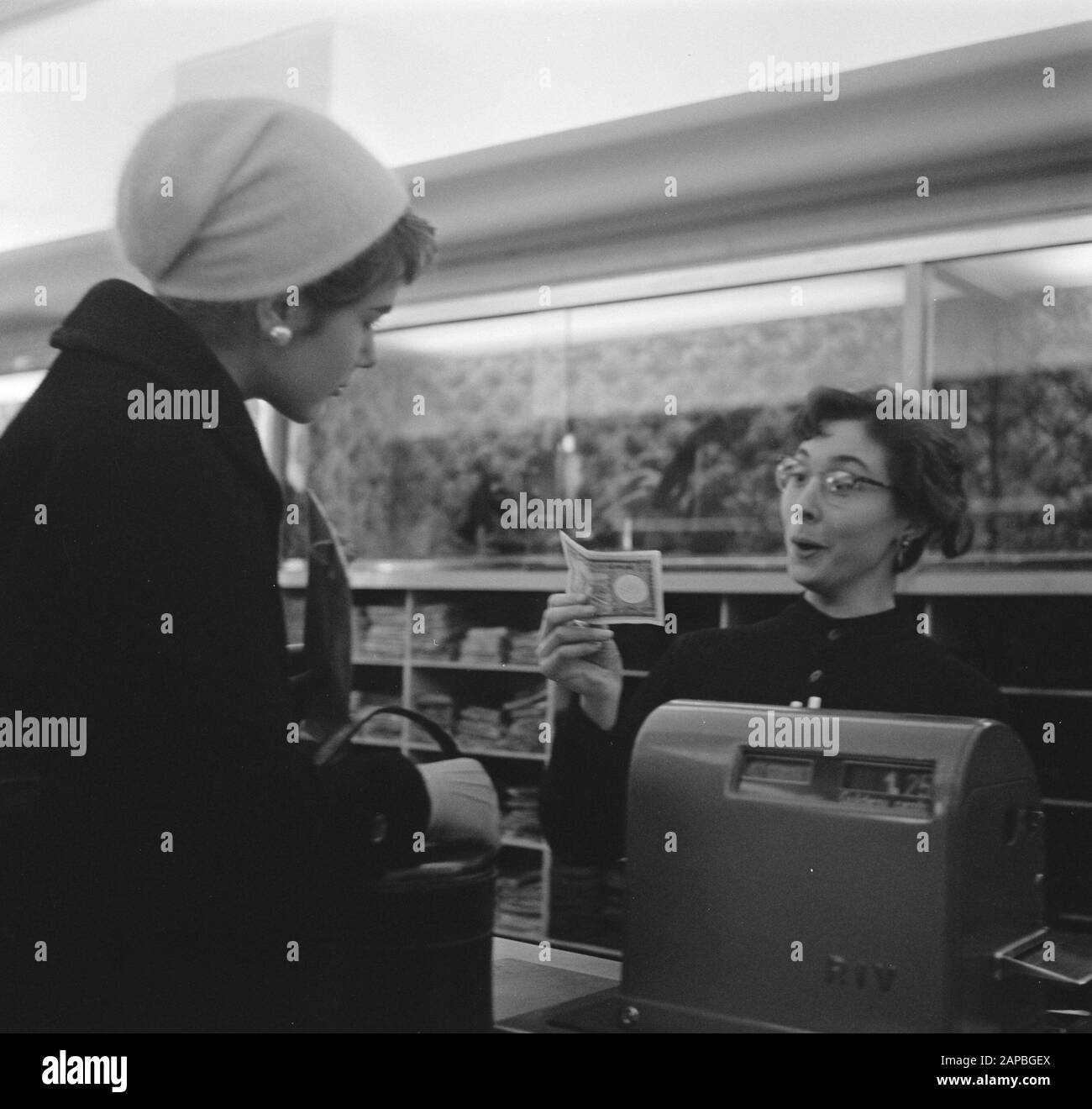 Fräulein mit Hinweis auf tausend Beschreibung: Sammlung Fotosammlung Anefo, Fotonummer 908-2604 Datum: 22. Januar 1957 Stockfoto