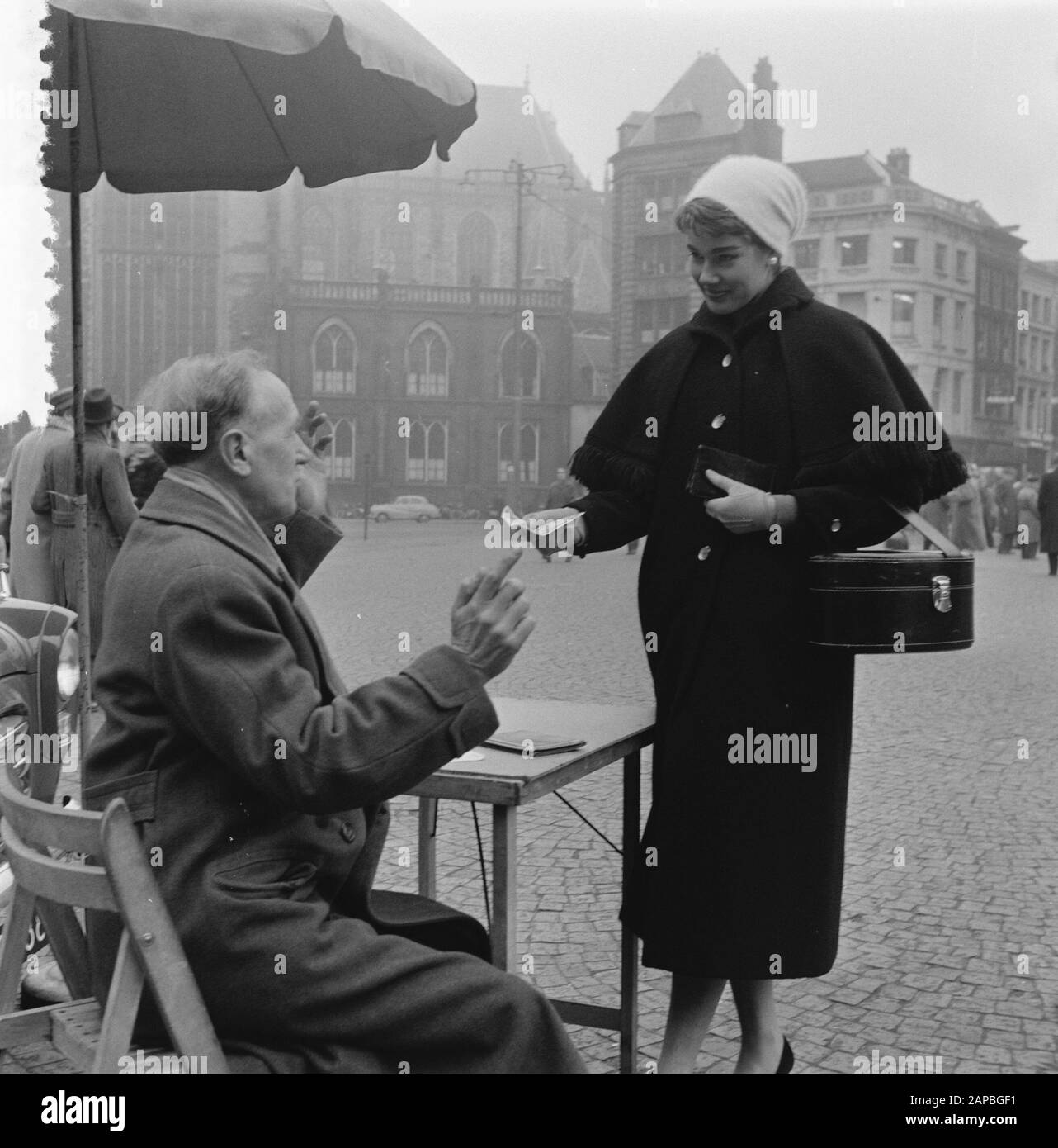 Fräulein mit Hinweis auf tausend Beschreibung: Sammlung Fotosammlung Anefo, Fotonummer 908-2602 Datum: 22. Januar 1957 Stockfoto