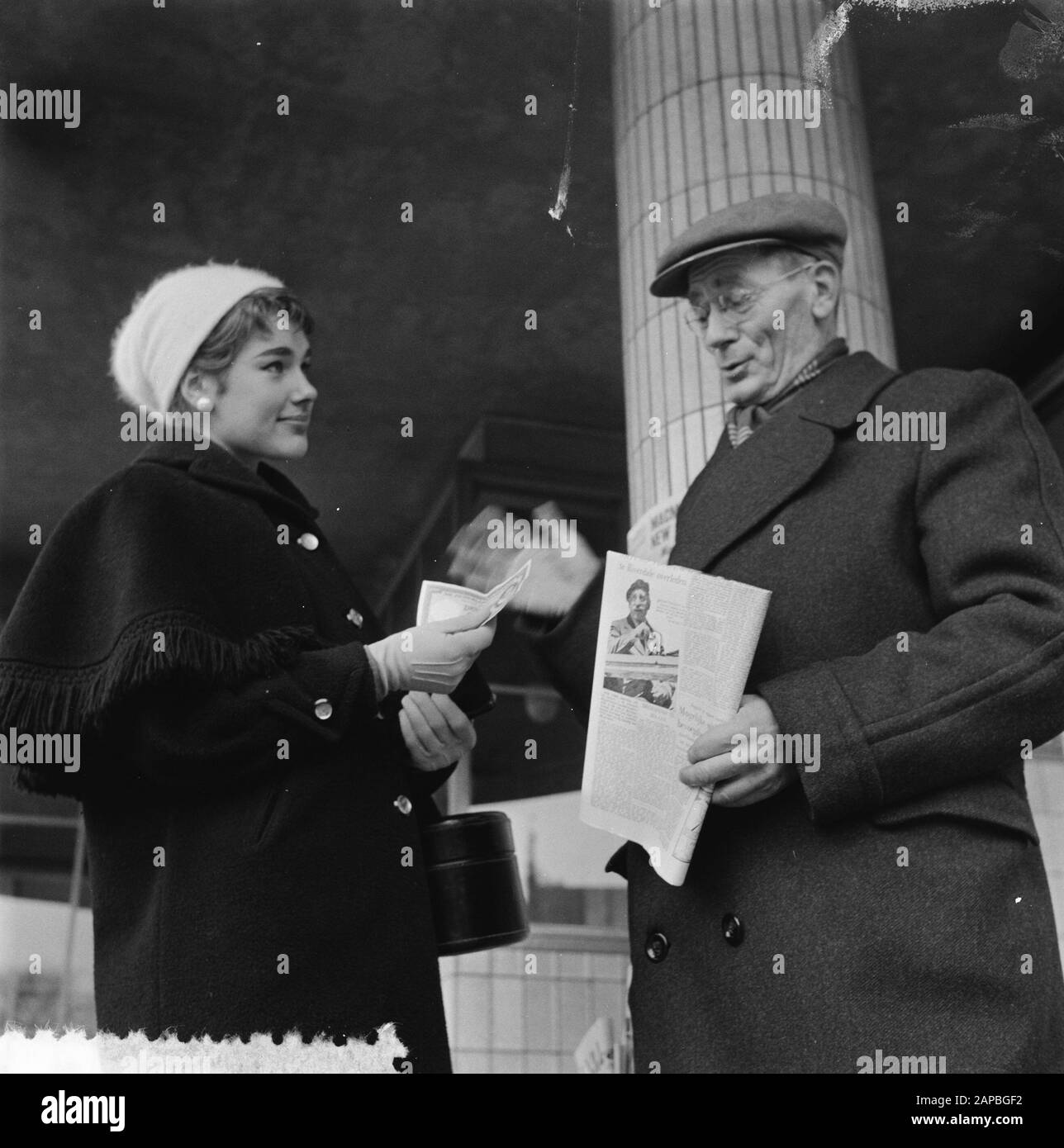 Fräulein mit Hinweis auf tausend Beschreibung: Sammlung Fotosammlung Anefo, Photonennummer 908-2612 Datum: 22. Januar 1957 Stockfoto