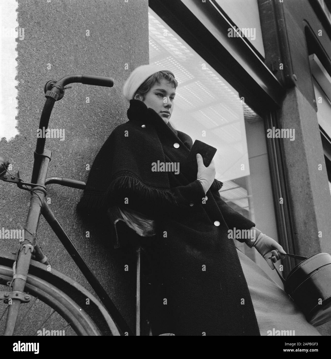 Fräulein mit Hinweis auf tausend Beschreibung: Sammlung Fotosammlung Anefo, Photonennummer 908-2626 Datum: 22. Januar 1957 Stockfoto