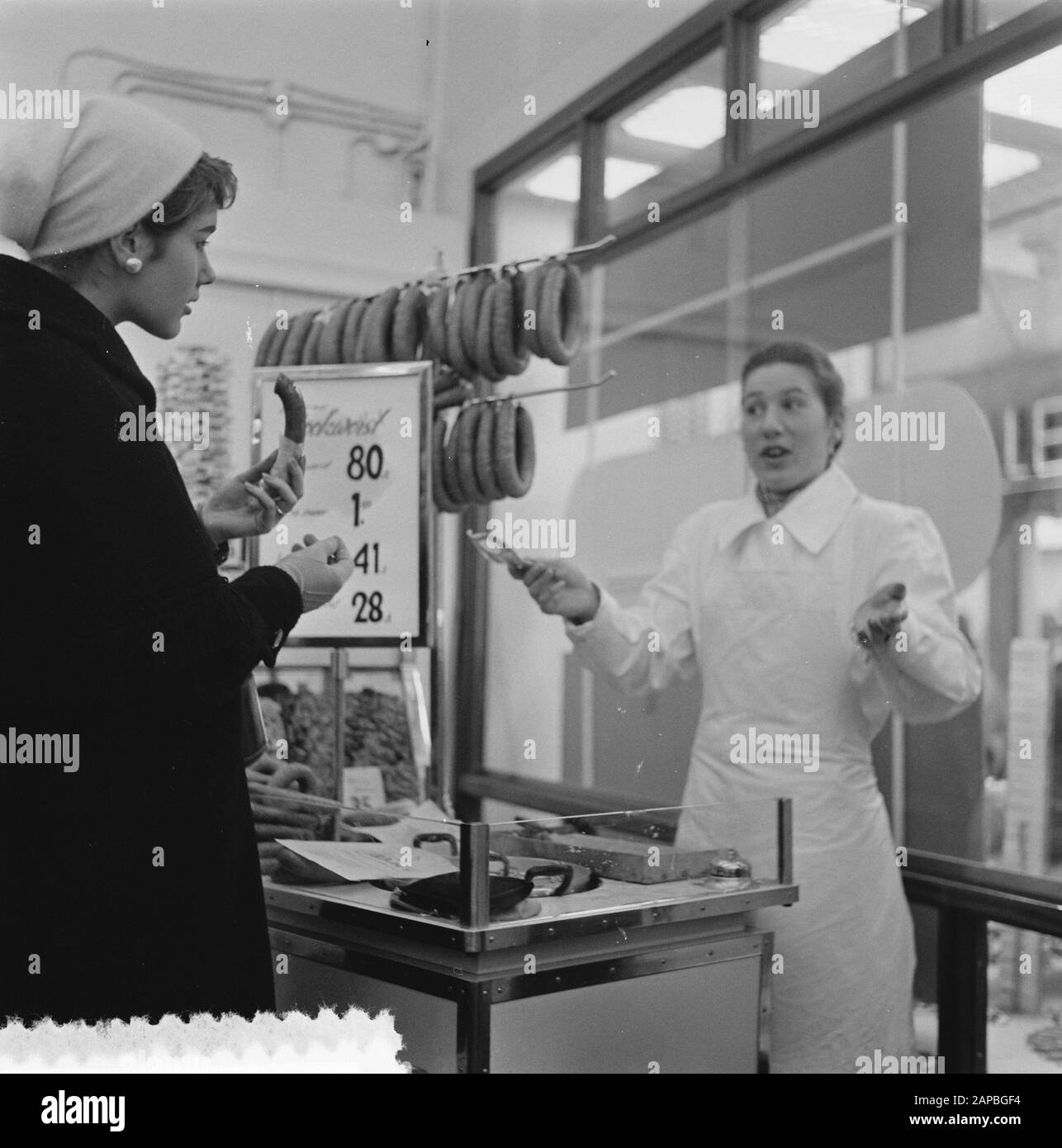 Fräulein mit Hinweis auf tausend Beschreibung: Sammlung Fotosammlung Anefo, Photonennummer 908-2600 Datum: 22. Januar 1957 Stockfoto