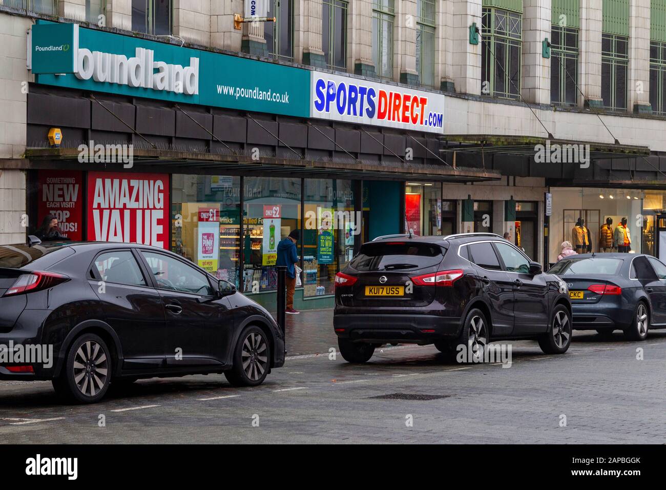 Poundland, Sports Direct und H&M-Fenster werden auf der Abington Street, Northampton Stadtzentrum, England, Großbritannien, angezeigt. Stockfoto