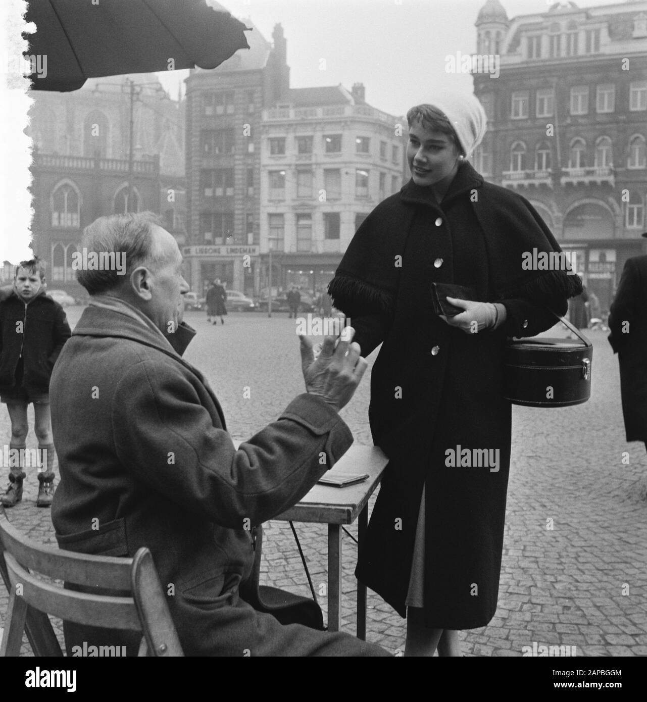 Fräulein mit Hinweis auf tausend Beschreibung: Sammlung Fotosammlung Anefo, Photonennummer 908-2632 Datum: 22. Januar 1957 Stockfoto