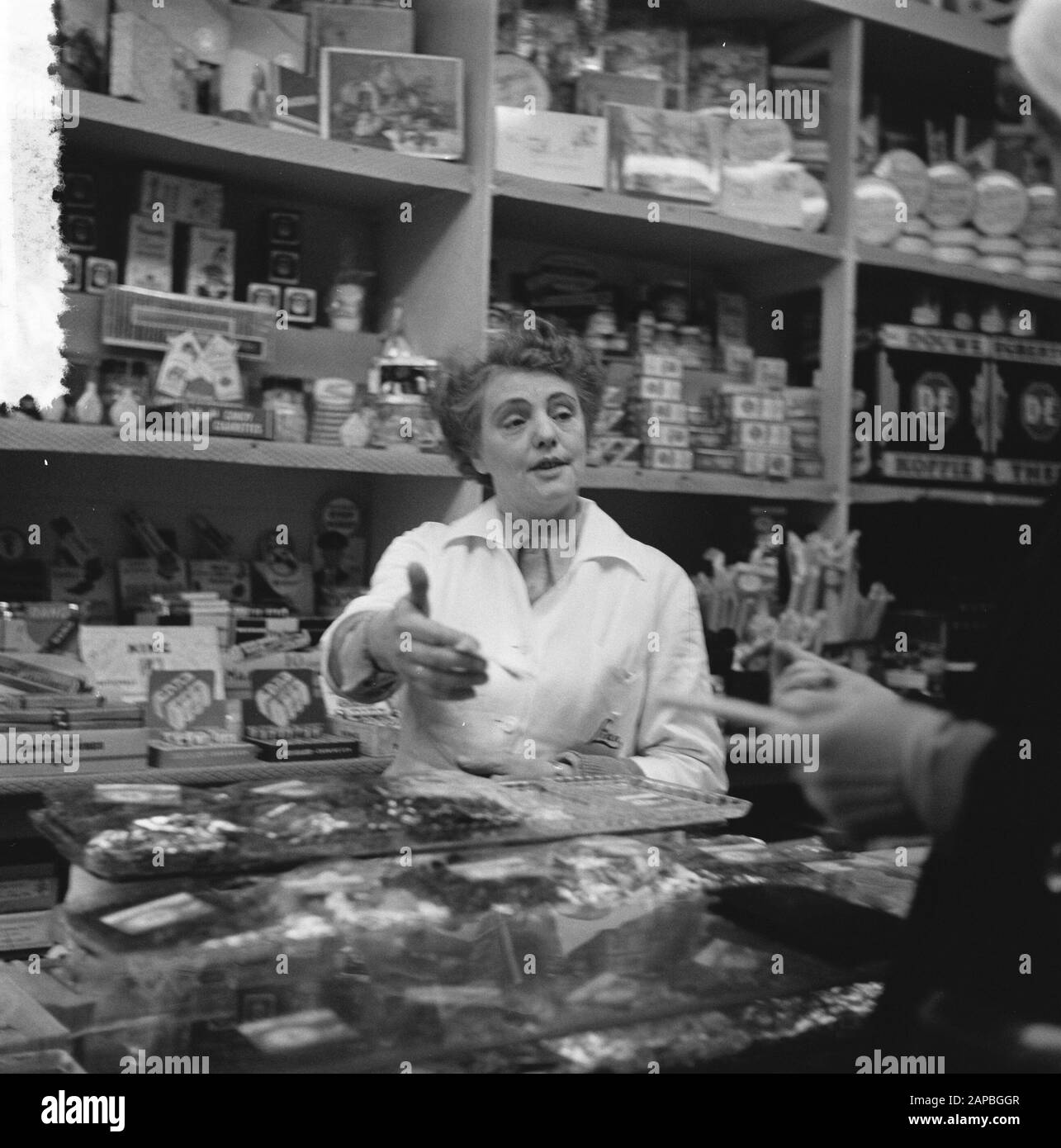 Fräulein mit Hinweis auf tausend Beschreibung: Sammlung Fotosammlung Anefo, Photonennummer 908-2633 Datum: 22. Januar 1957 Stockfoto