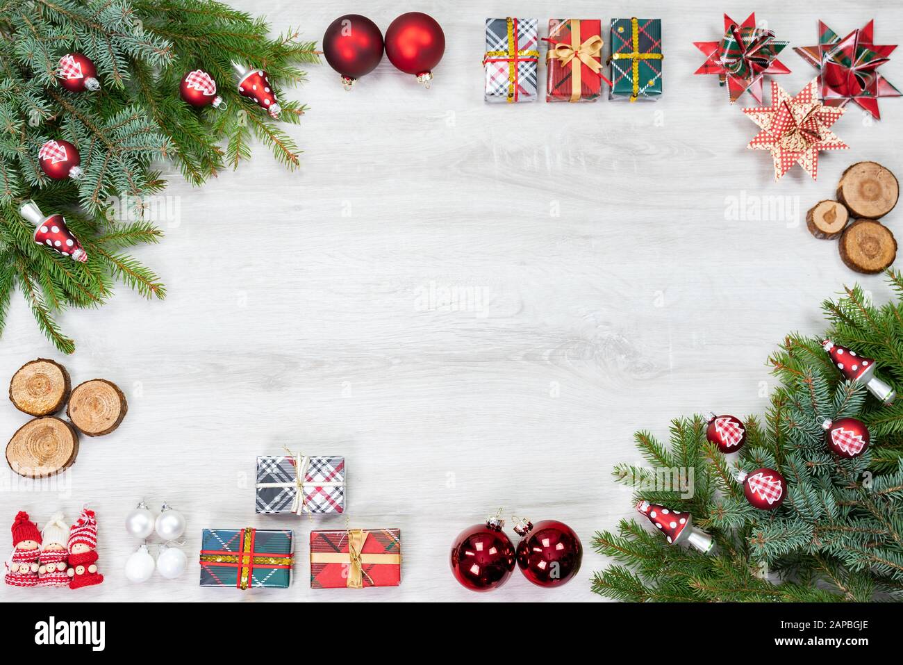 Weihnachten traditionelle Dekorationen in rot-weiß und grün bilden einen Rahmen für das Kundendesign. Von oben fotografiert verspotten. Stockfoto