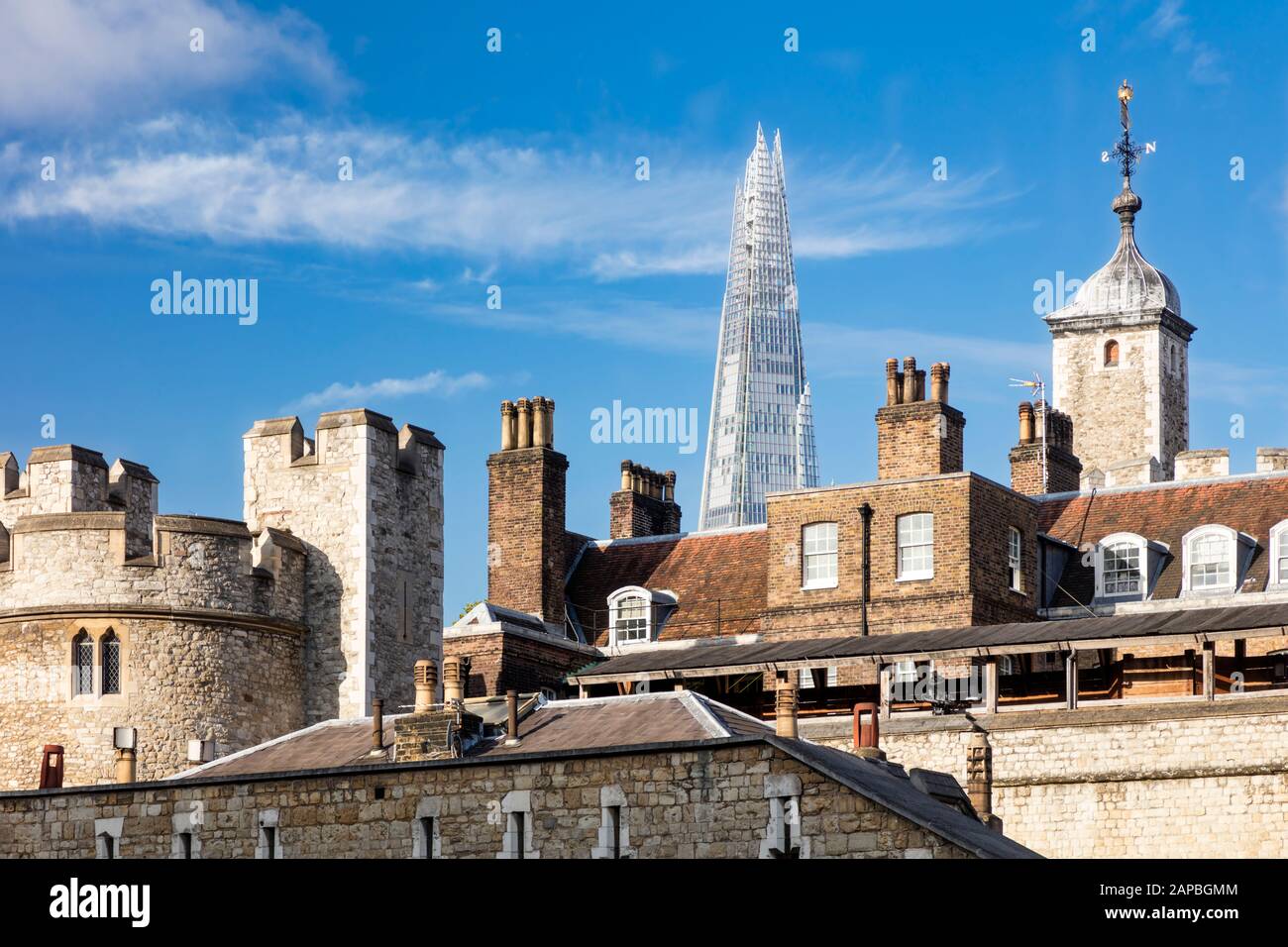 Altes Schloss, Festung und Gefängnis - der Tower of London mit dem modernen Shard Beyond, London, England, Großbritannien Stockfoto