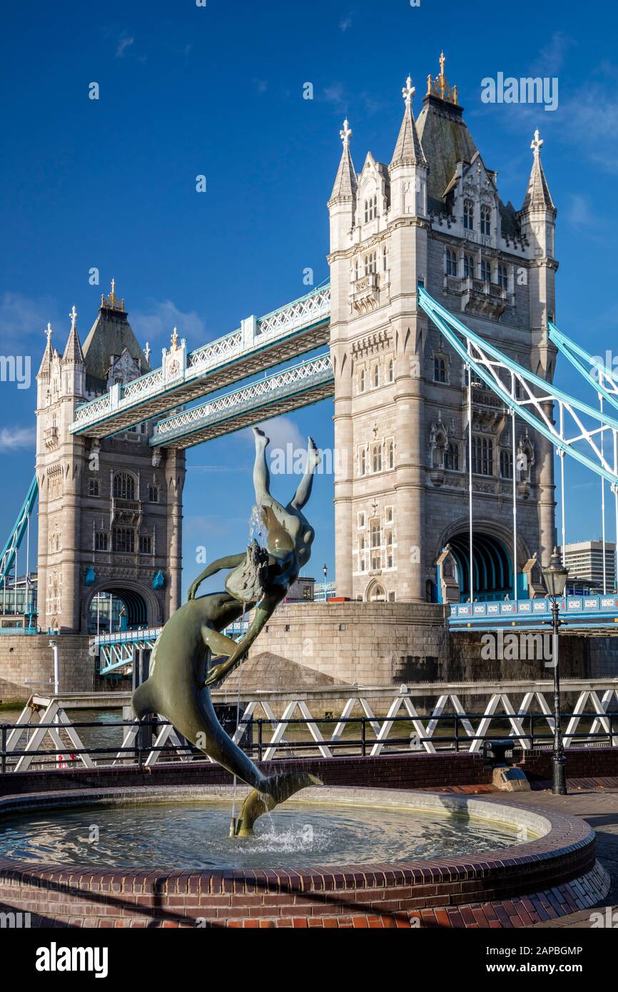 David Wynne's Girl mit einer Delfinstatue und einem Springbrunnen unterhalb der Tower Bridge, London, England, Großbritannien Stockfoto