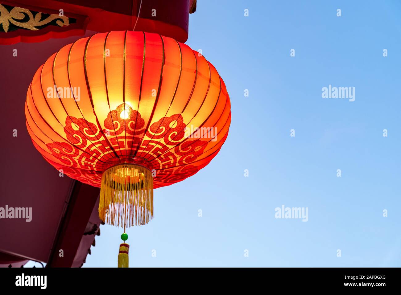 Rote Laterne gegen blauen Himmel mit Kopierraum - chinesisches Neujahrs-Konzept Stockfoto