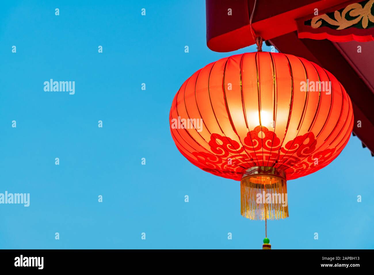 Rote Laterne gegen blauen Himmel mit Kopierraum - chinesisches Neujahrs-Konzept Stockfoto