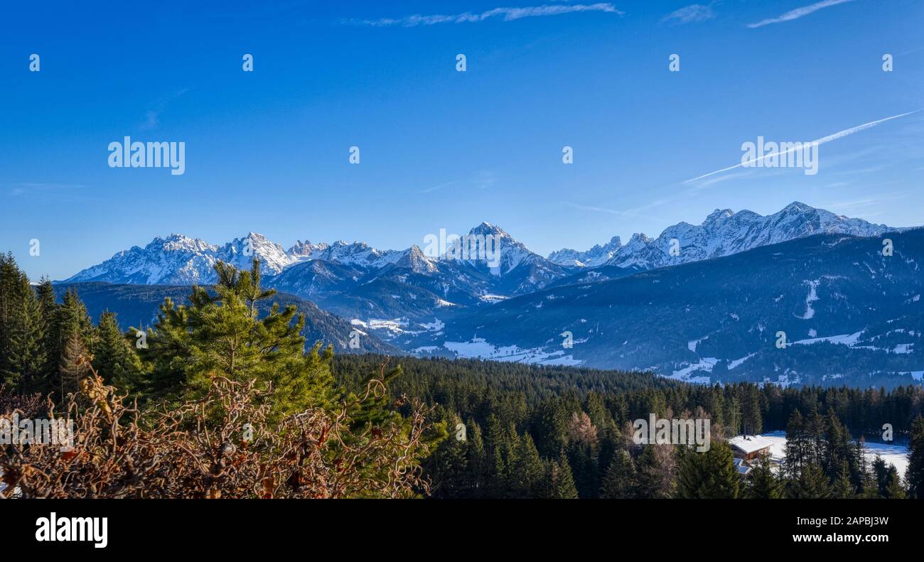 Panoramablick auf die Gipfel des Pusteria-Tals von der Baranci-Gruppe bis zum Sasso del Signore Stockfoto
