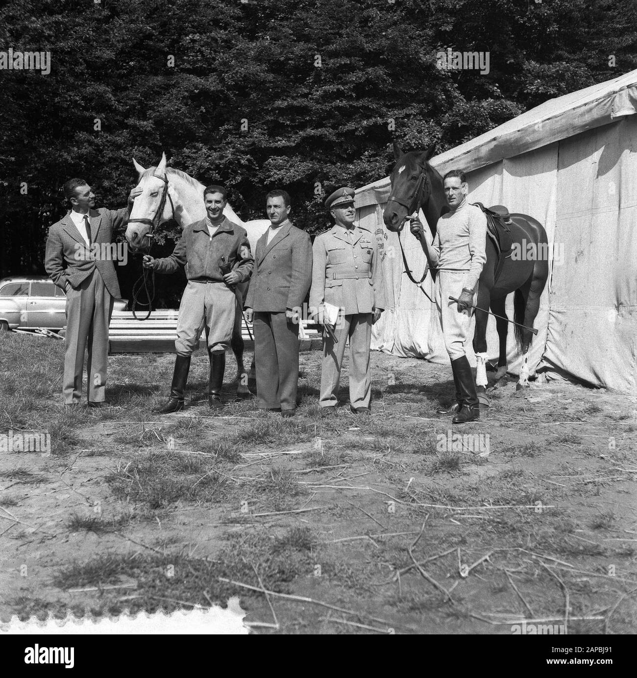 Ankunft des italienischen Teams beim CHIO in Rotterdam. Aus Richtung l. n.r.: Kapitän L. Ambrosio, Kapitän S. Oppes Chefkoch dequipe, Oberst Gerardo Confarti, Datum: 29. August 1957 Ort: Rotterdam, Zuid-Holland Schlüsselwörter: Arris, rüstet den Namen Der Institution aus: CHIO Stockfoto