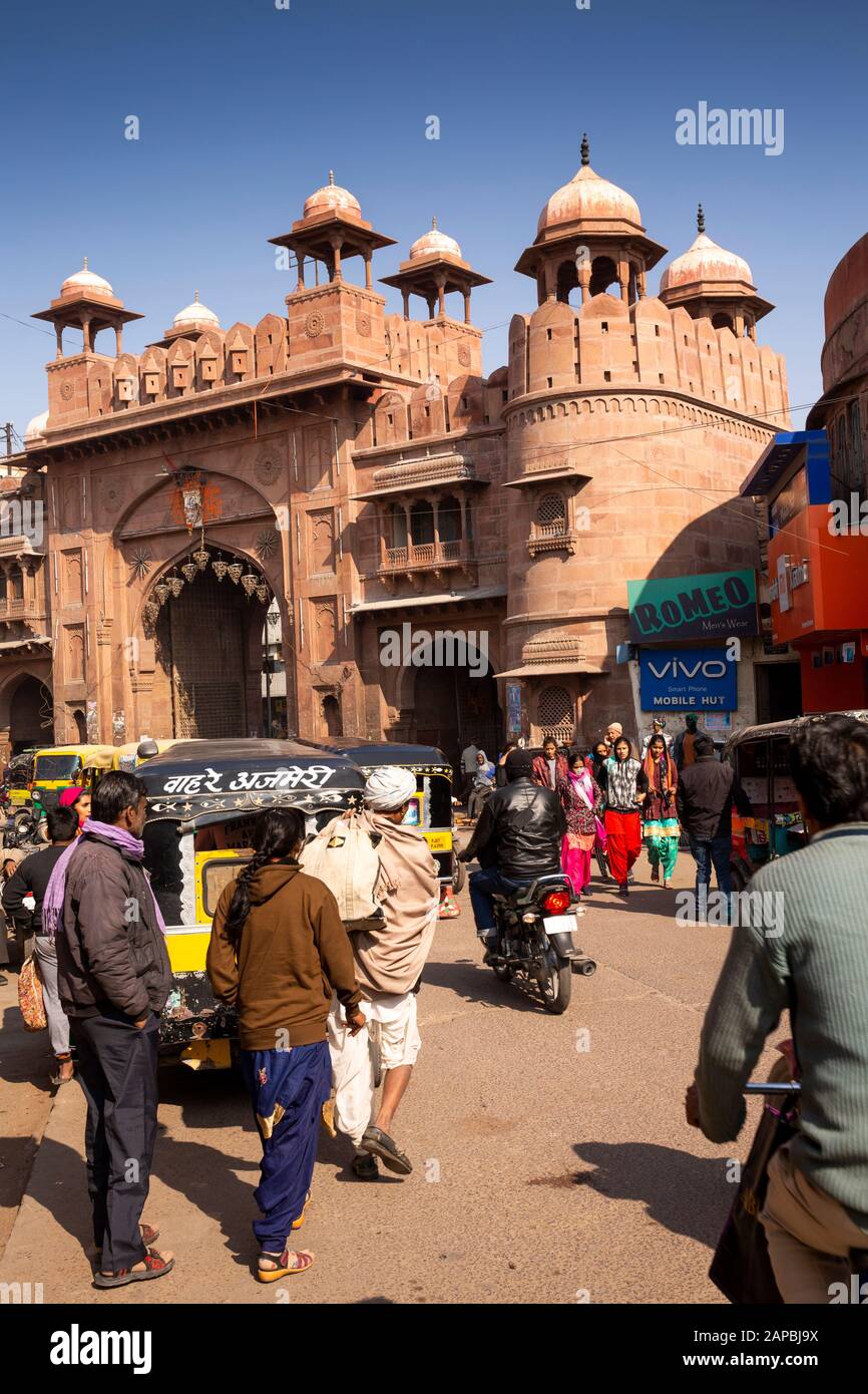 Indien, Rajasthan, Shekhawati, Bikaner, Verkehr am Kothe Gate in Old City Walls Stockfoto