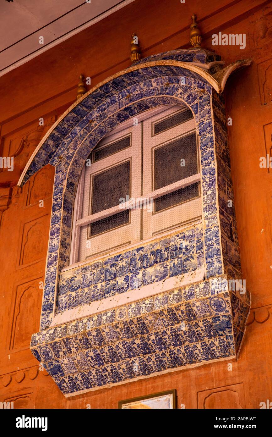 Indien, Rajasthan, Shekhawati, Bikaner, Stadtzentrum, Junagarh Fort, Fenster mit blauen und weißen niederländischen Delft Fliesen Stockfoto