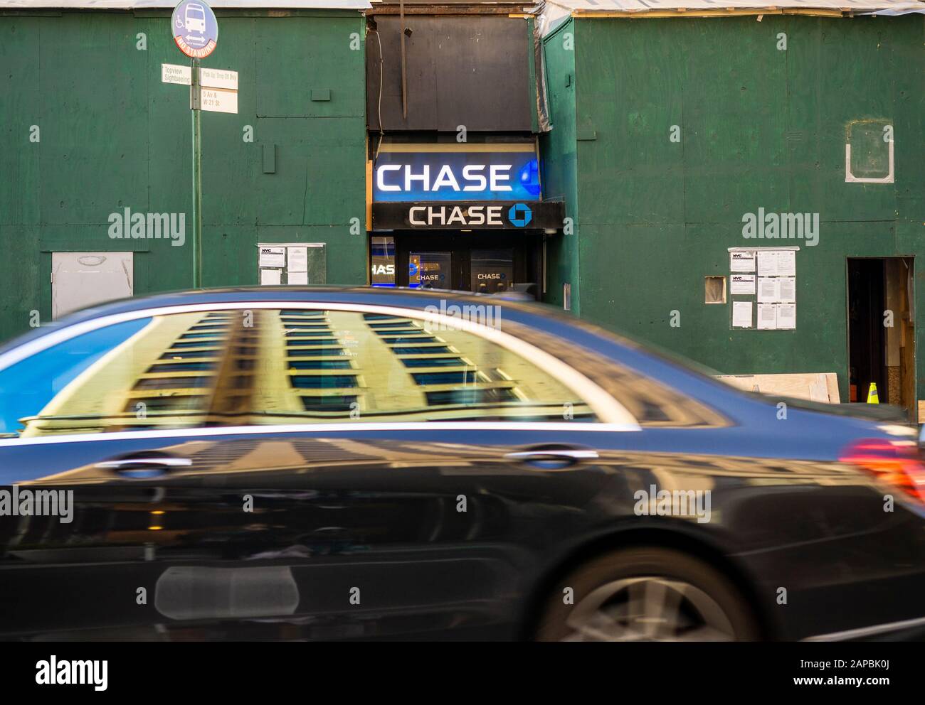 Der Eingang einer Filiale der JPMorgan Chase Bank, die in New York renoviert wird, befindet sich zwischen den Baustellen am Mittwoch, den 15. Januar 2020. JPMorgan meldete zuletzt im vierten Quartal ein zweistelliges Gewinnwachstum. (© Richard B. Levine) Stockfoto