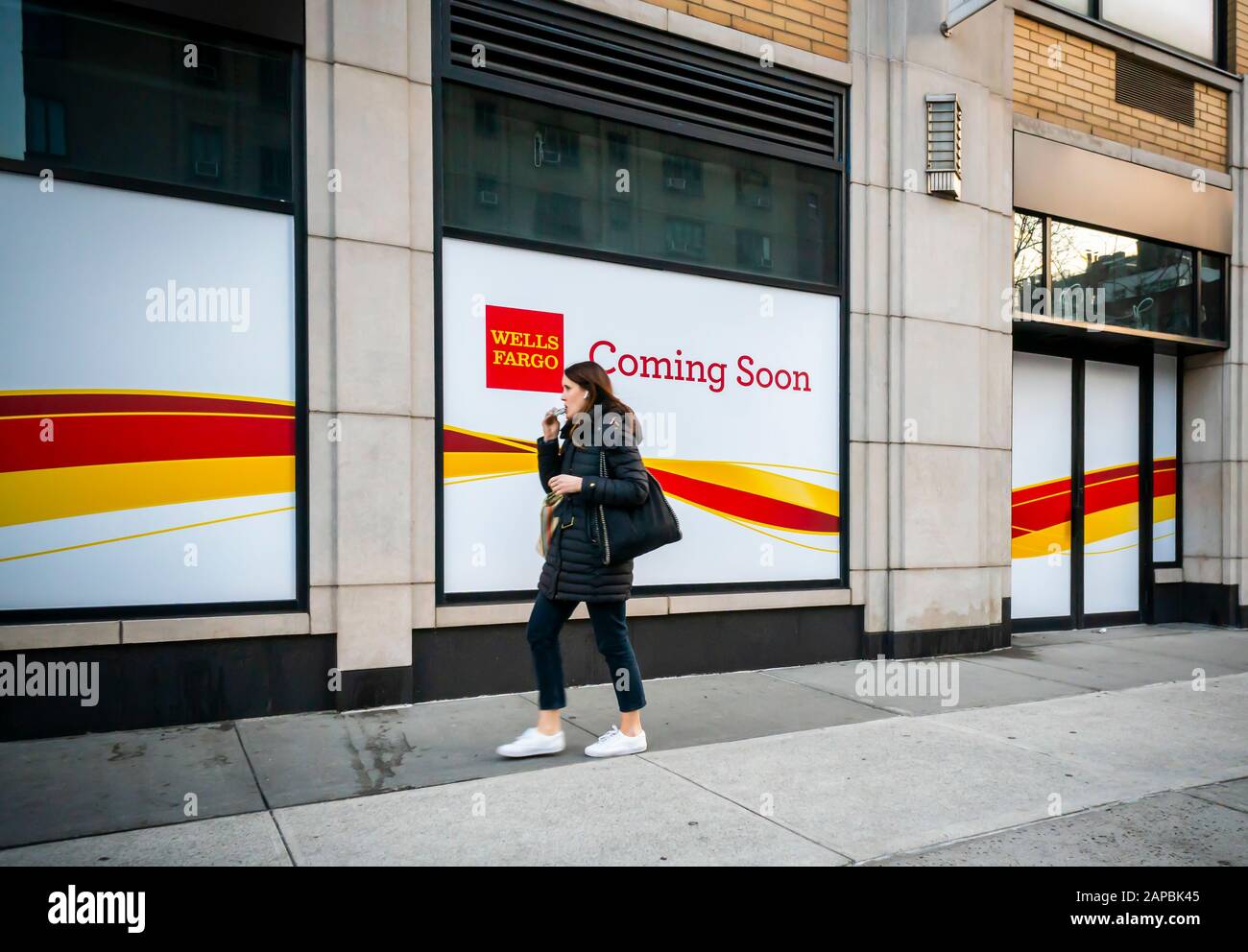 Schilder in den Schaufenstern der Schaufensterfront kündigen die bevorstehende Ankunft der Bankfiliale Wells Fargo in New York am Freitag, 10. Januar 2020 an. (© Richard B. Levine) Stockfoto