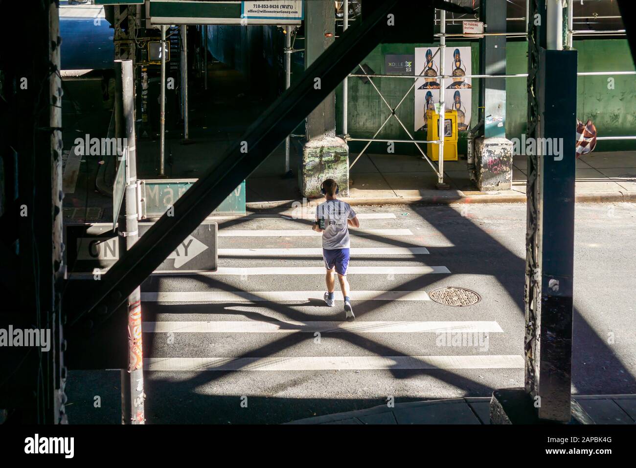 Joggen unter den erhöhten J- und M-Zügen im angesagten Flusspferd Williamsburg, Brooklyn, New York am Sonntag, 12. Januar 2020. (© Richard B. Levine) Stockfoto