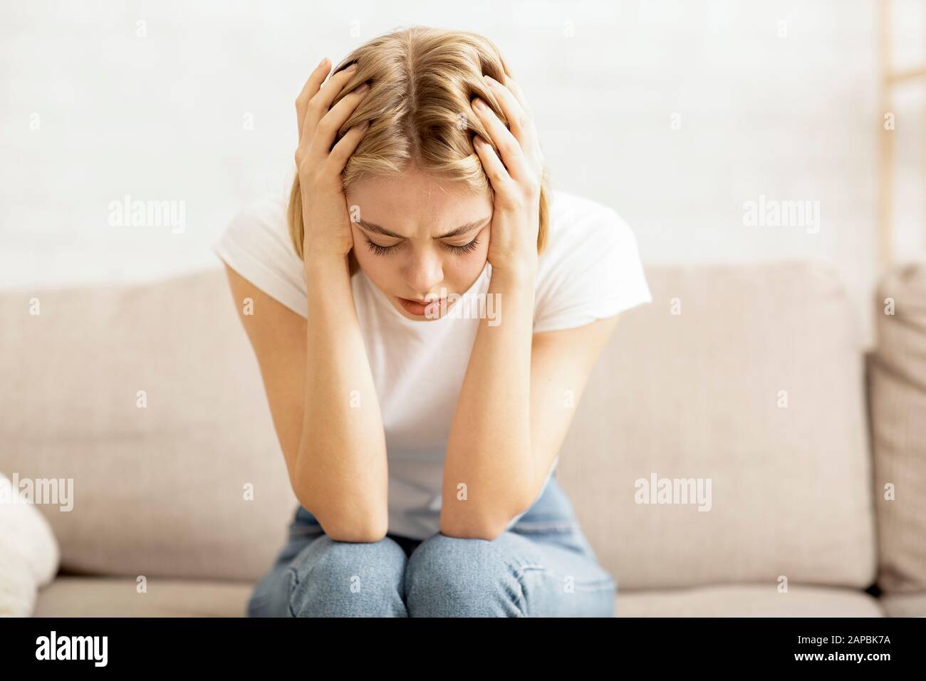 Einsam depressive Mädchen sitzen zu Hause auf der Couch Stockfoto
