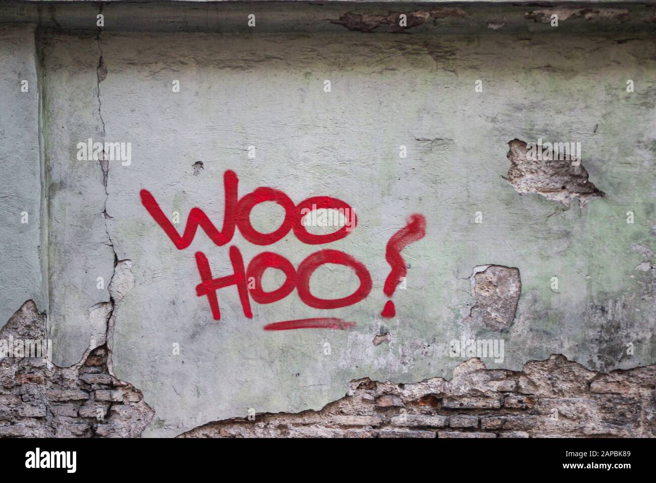 Woo Hoo! Roter Text an hellgrüner Wand in Vilnius, Litauen Stockfoto