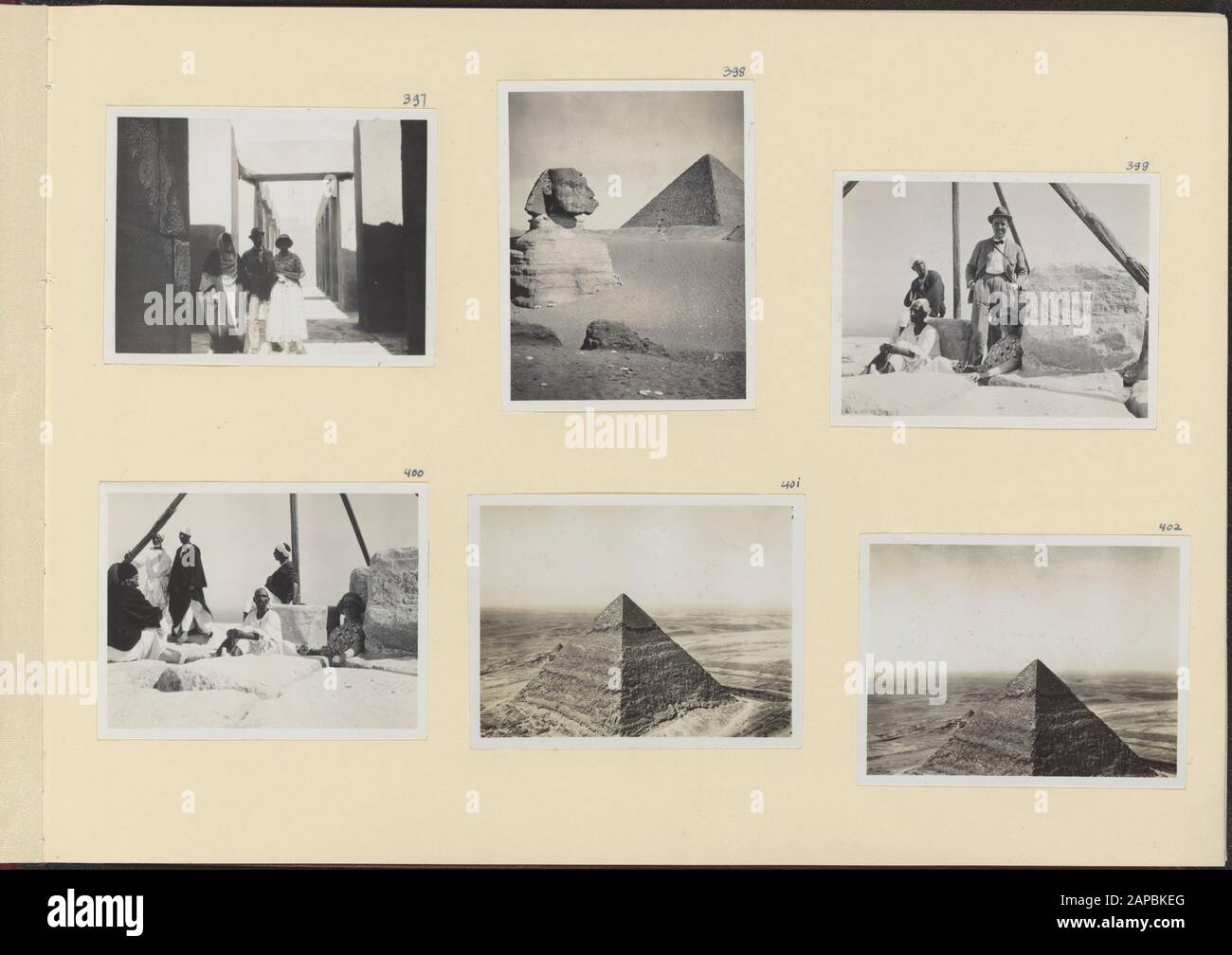 PhotoAlbum Fisherman: First Karakoru Expedition, 1922 Beschreibung: Album-Blatt mit sechs Fotos. Oben links: Jenny Visser-Hooft und Ph.C. Fischer in alten Gräbern in Cheops; obere Mitte: Die Sphinx und die Pyramide von Cheops; oben rechts: PH.C. Fischer und Jenny Visser-Hooft oben auf der Pyramide von Cheops; unten links: Jenny Visser-Hooft oben auf der Pyramide von Cheops; unten und unten rechts: Ansicht von der ersten Pyramide von Cheops auf der zweiten Pyramide Datum: 192/05/04 Ort: Cheops, Ägypten Schlagwörter: Pyramiden persönlicher Name: Fischer, Tel. C., Fisher-Hooft, Jenny Stockfoto