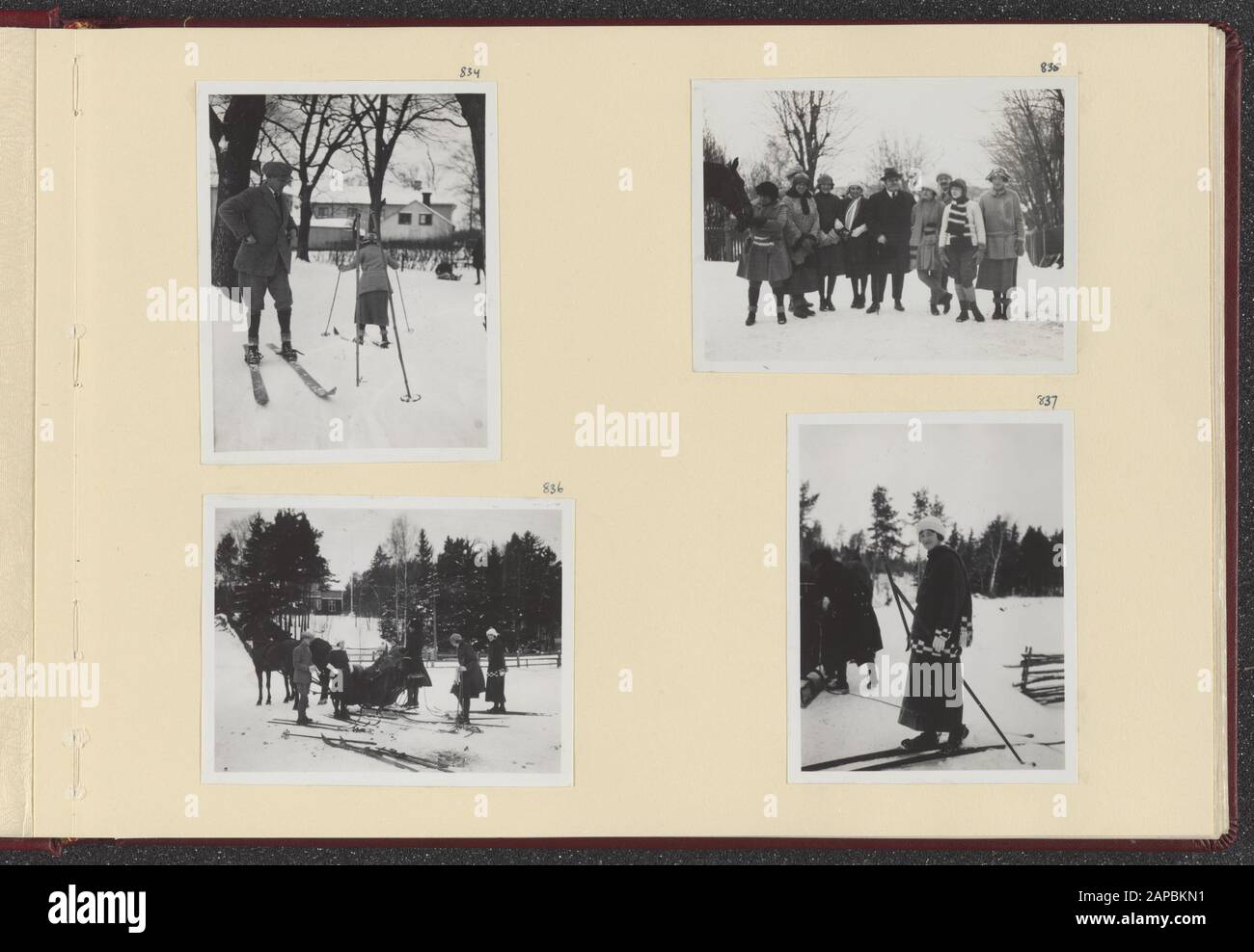 PhotoAlbum Fisherman: Ägypten, Italien, Schweden, Finnland, Schweiz, 1922-1923 Beschreibung: Album-Blatt mit vier Fotografien. Links oben: Skitour auf dem Anwesen Dyrssen. Oben rechts: Skitour auf dem Anwesen Dyrssen. Links unten: Skifahrer und eine Harreslee auf dem Anwesen Dyrssen. Unten rechts: Jenny Visser-Hooft auf dem Anwesen Dyrssen. Datum: 192/01/01 Ort: Stockholm, Schweden Schlüsselwörter: harresleën, Personenname Skifahren: Fisher-Hooft, Jenny Stockfoto
