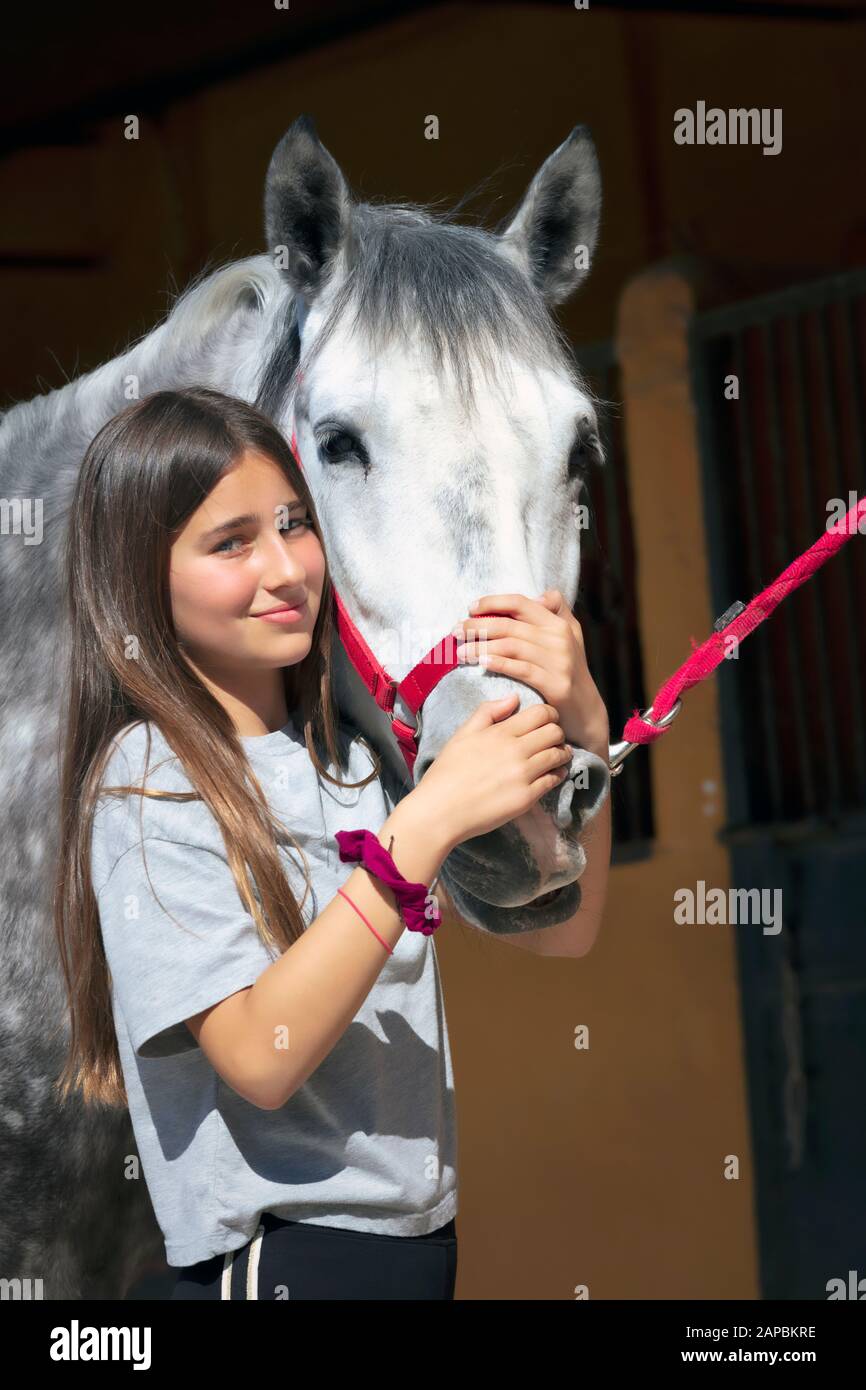 Junges Mädchen mit ihrem Pferd. Stockfoto