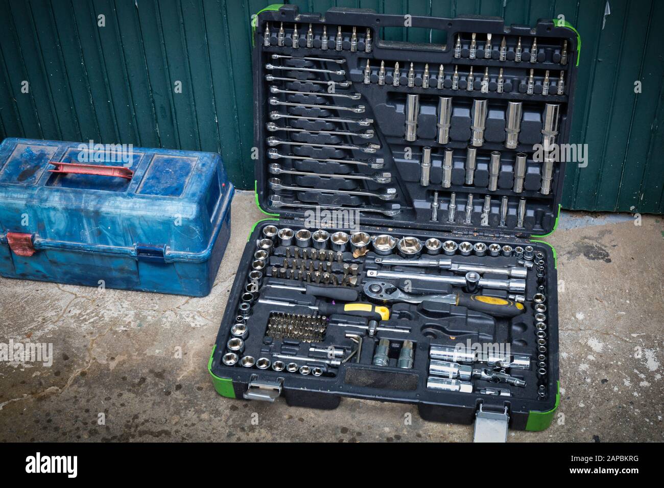 Werkzeugkasten und Satz generischer Werkzeuge. Stockfoto