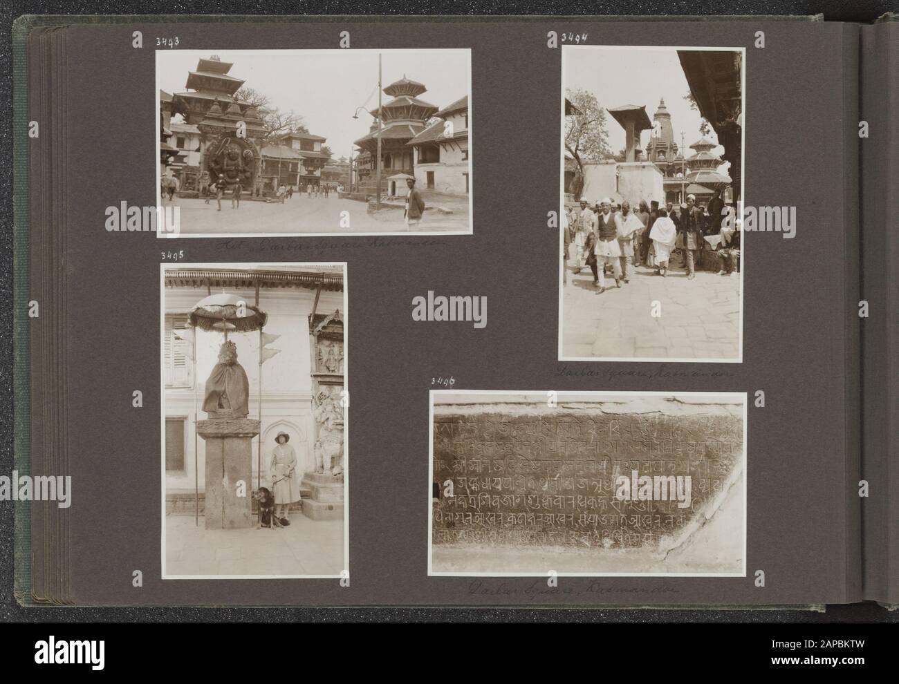 PhotoAlbum Fisherman: British Indies, Nepal, n.d. (1932) Beschreibung: Albumblad mit vier Fotos. Oben links: Tempel auf dem Darbar-Platz in Kathmandu. Oben rechts: Darbar-Platz in Kathmandu. Jenny Visser-Hooft mit ihrem Hund Tashi Tsering auf dem Darbar-Platz in Kathmandu. Unten rechts: Ein Stein mit einer Aufschrift auf dem Darbar-Platz in Kathmandu Datum: 1932/01/01 Ort: Kathmandu, Nepal Schlüsselwörter: Hunde, Tempel Personenname: Visser-Hooft, Jenny Stockfoto