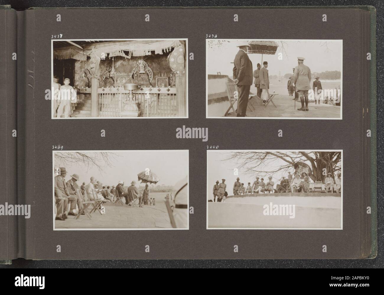 PhotoAlbum Fisherman: British Indies, Nepal, z. (1932) Beschreibung: Album-Blatt mit vier Bildern: Oben links: Teil eines Tempels in Kathmandu. Oben rechts: Die Zahl der Soldaten und Zivilisten steigt. Links unten: Unternehmen, einschließlich Jenny Visser-Hooft, beobachtet Sportwettkämpfe. Unten rechts: Offiziere und Zivilisten, darunter Jenny Visser-Hooft, sehen militärische Auftritte Datum: 1932/01/01 Ort: Kathmandu, Nepal Schlüsselwörter: Paraden, Tempel persönlicher Name: Visser-Hooft, Jenny Stockfoto