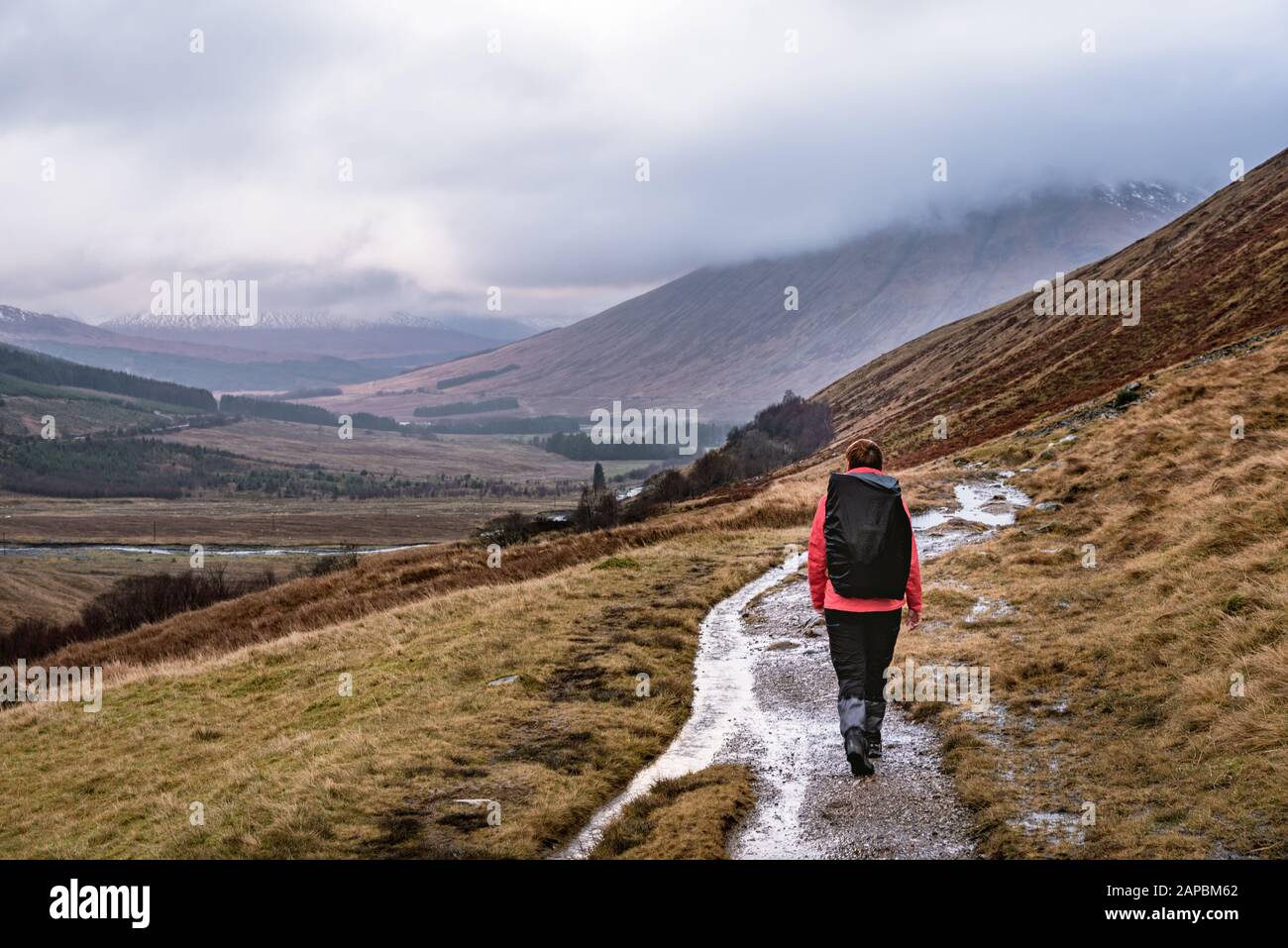 Alleinreisender - West Highlands Way, Schottland. Winter, Frühlingswandern Stockfoto