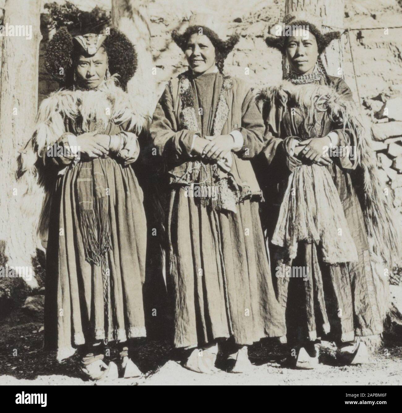 Fotoalbum Fischer: Dritte Karakoru-Expedition, 1929 Beschreibung: Album-Blatt mit 3 Fotos. Links oben: Die Expeditionskompanie vor Khan Bahadurs Haus in LEH. Die Personen werden durch Zahlen gekennzeichnet: 1. Franz Lochmatter, 2. Khan Sahib, 3. Rudi Wyss, 4. J. A. Sillem, 5. Jenny Visser-Hooft; 6. Khan Bahdur, 7. Britischer Bischof Peter. Oben rechts: Ladakki-Frauen in LEH; unten: Ein Lama Kloster außerhalb des LEH Datum: 22. Mai 1929 Ort: Indien, LEH Schlüsselwörter: Diener, Sport Stockfoto