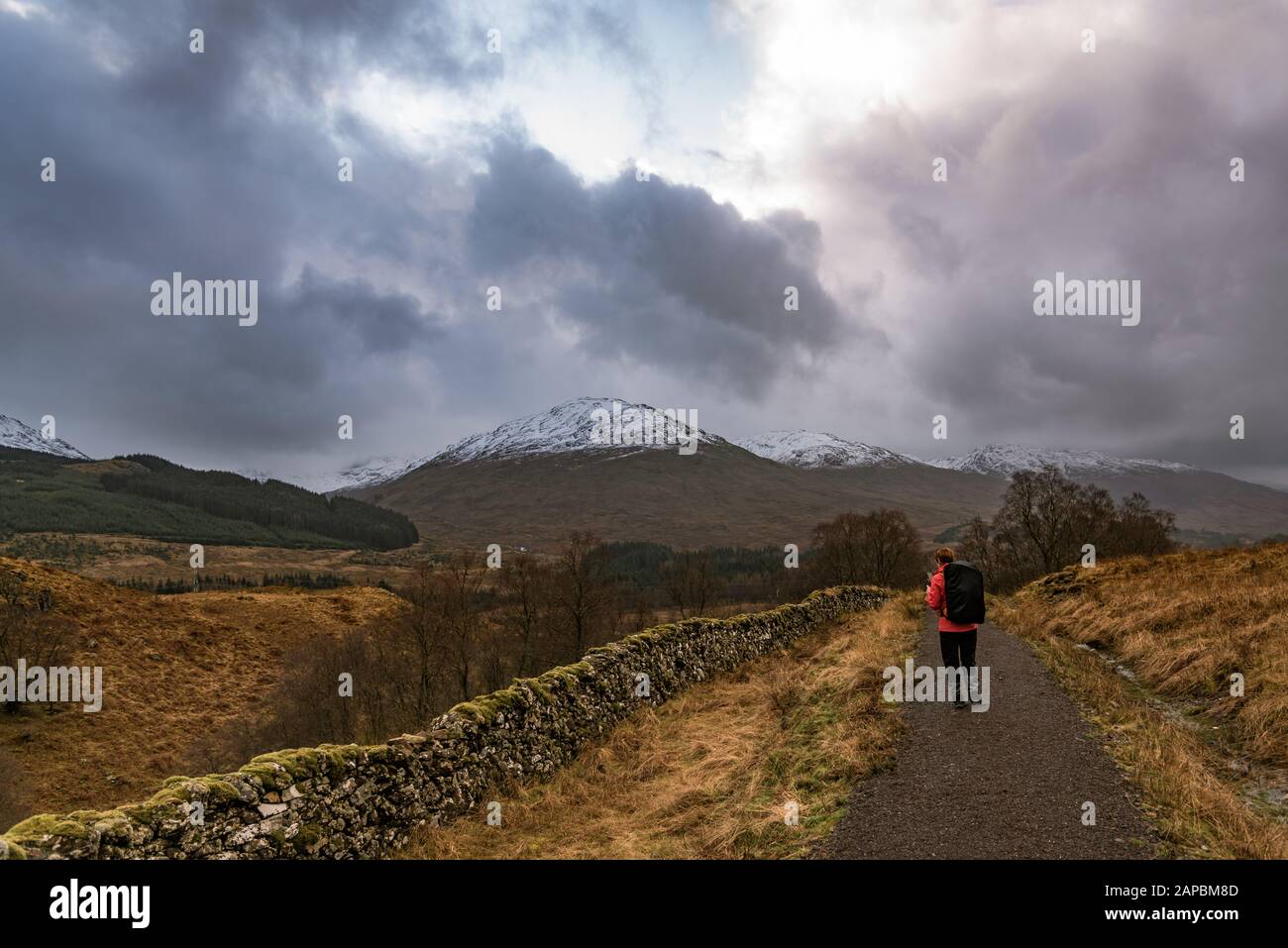 Alleinreisender - West Highlands Way, Schottland. Winter, Frühlingswandern Stockfoto