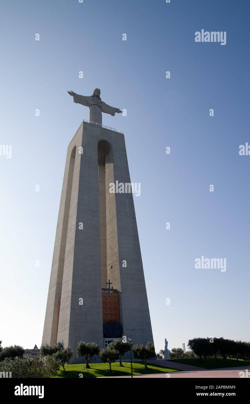 Nationalheiligtum Christi, der König bei Almada, erbaut 1959, mit Blick auf Lissabon und den Fluss Tejo. Blick von vorne unten gegen einen klaren blauen Himmel. Portug Stockfoto