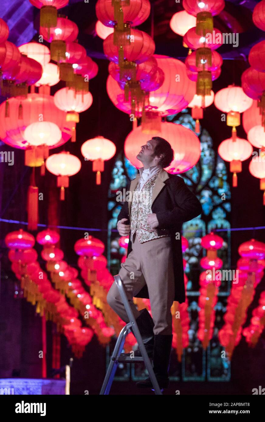 Schauspieler Gareth Morrison als Rabbie Burns beleuchtet die Anzeige der chinesischen Laternen in der St Giles' Cathedral in Edinburgh für den Beginn der chinesischen Neujahrsfeiern. Stockfoto