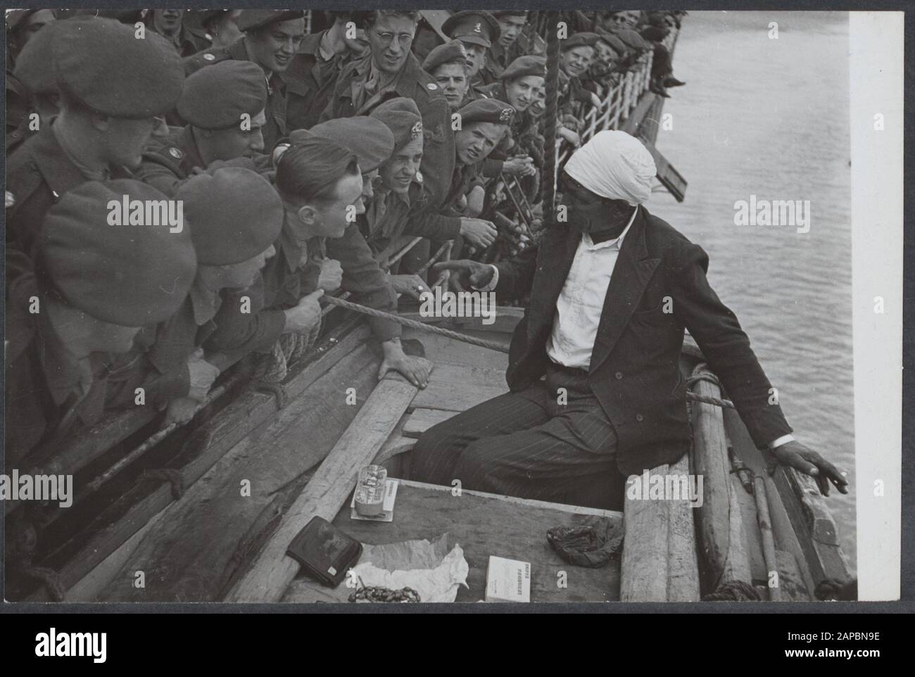 Staatsformation Indonesien: Landkrieg. - Mi. - Ja. Beschreibung: Volendam, das Truppentransportschiff, mit dem auch etliche Journalisten die Reise nach Indonesien machen, segelt durch den Suez-Kanal. Die Araber verpassen keine Gelegenheit, die Jungs an Bord ihrer Waren zu verkaufen. Über den Preis wird noch verhandelt Anmerkung: Siehe Anefo 902-6290 [negative Missing There] Datum: 15. März 1948 Ort: Indonesien Schlüsselwörter: Regierungsführung, Grenzen, Verfassungen, Statemaking Stockfoto