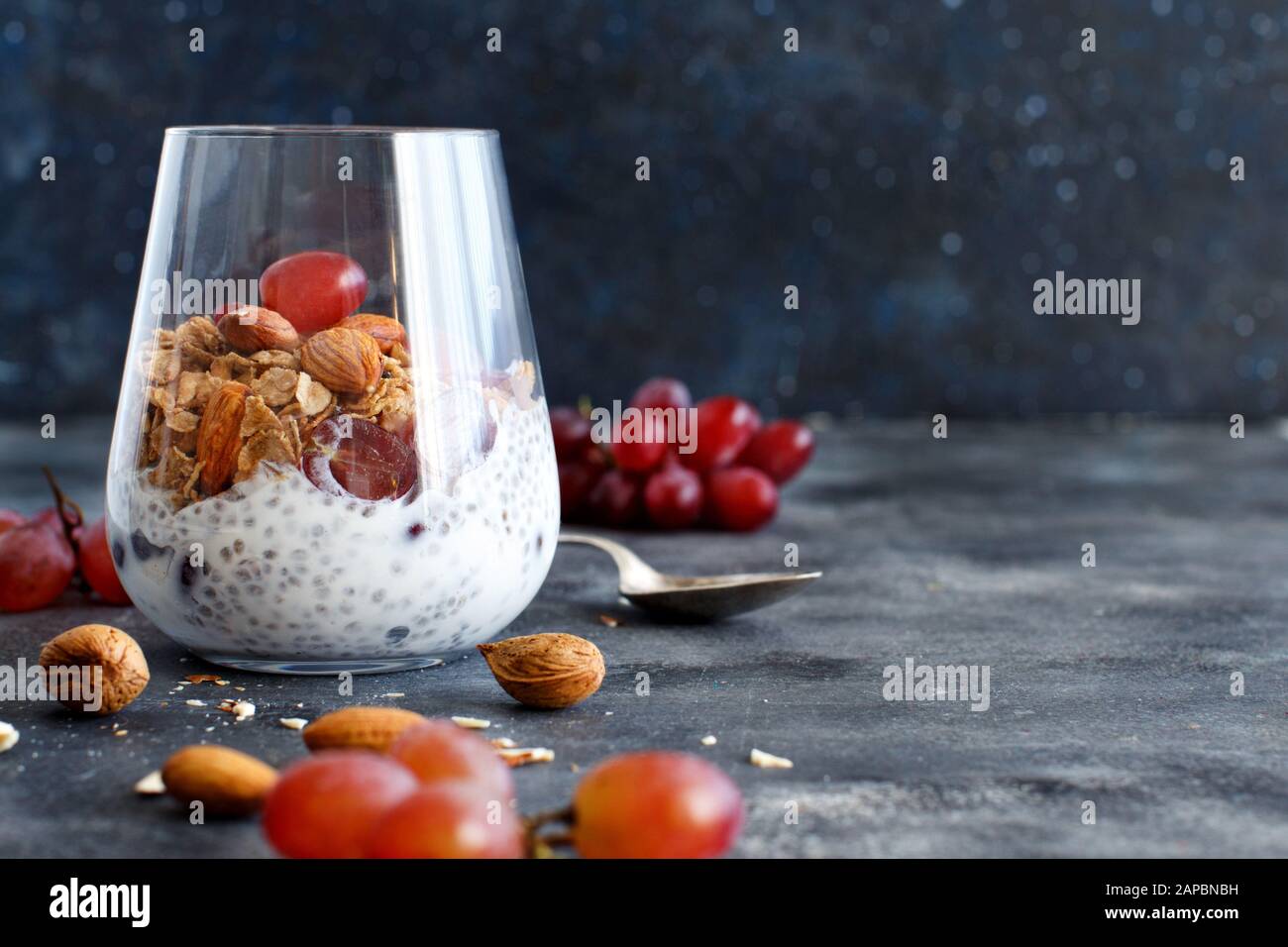 Chia Pudding-Parfait mit roten Trauben und Mandeln schließen sich an Stockfoto