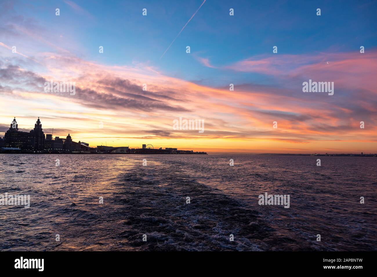 Die Skyline der Stadt Liverpool bei Sonnenaufgang. Am frühen Morgen. Fluss Mersey. Stockfoto