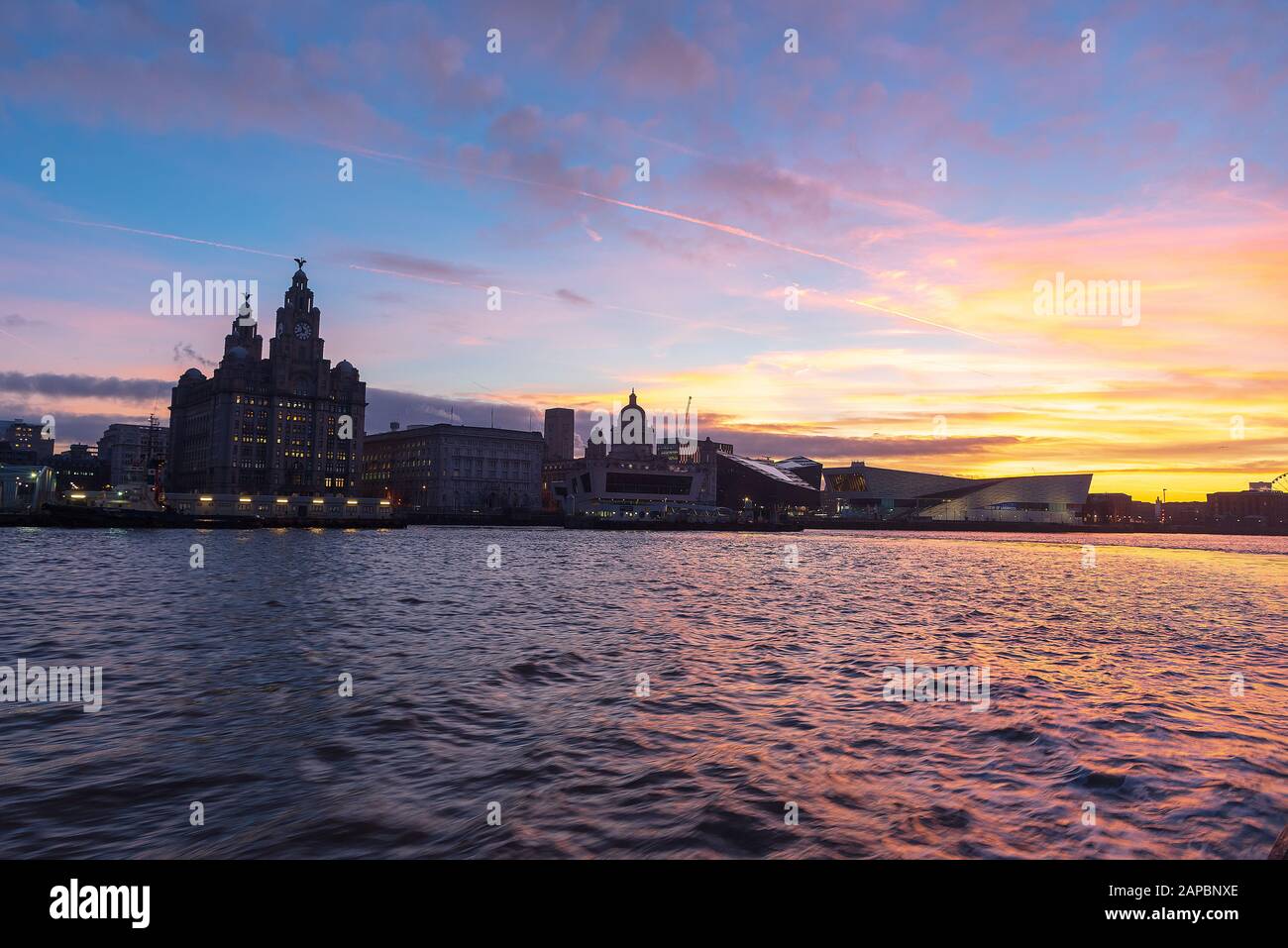 Die Skyline der Stadt Liverpool bei Sonnenaufgang. Am frühen Morgen. Fluss Mersey. Stockfoto