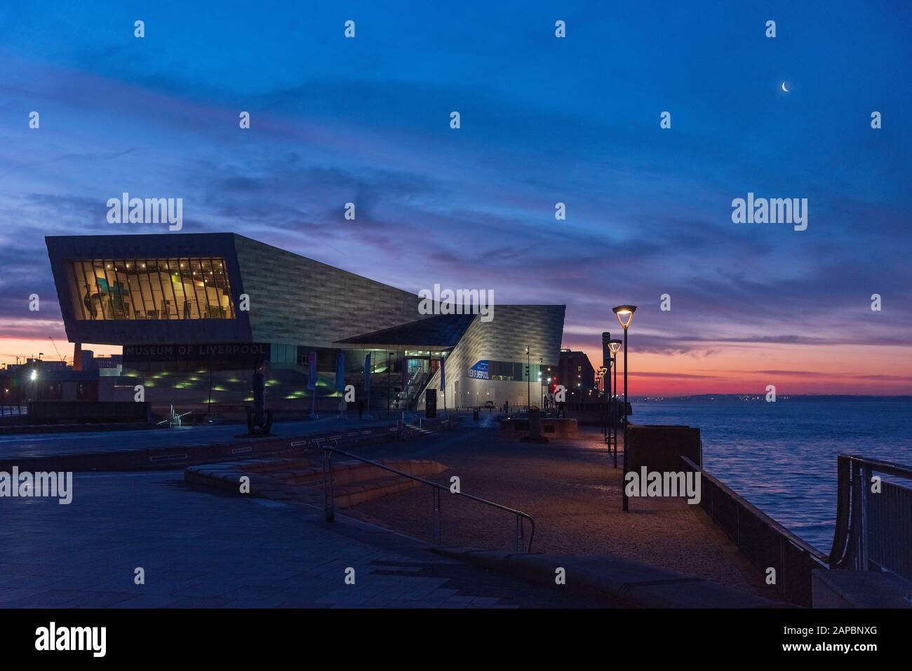 Das Liverpooler Museum am Wasser bei Sonnenaufgang, am frühen Morgen. Stockfoto