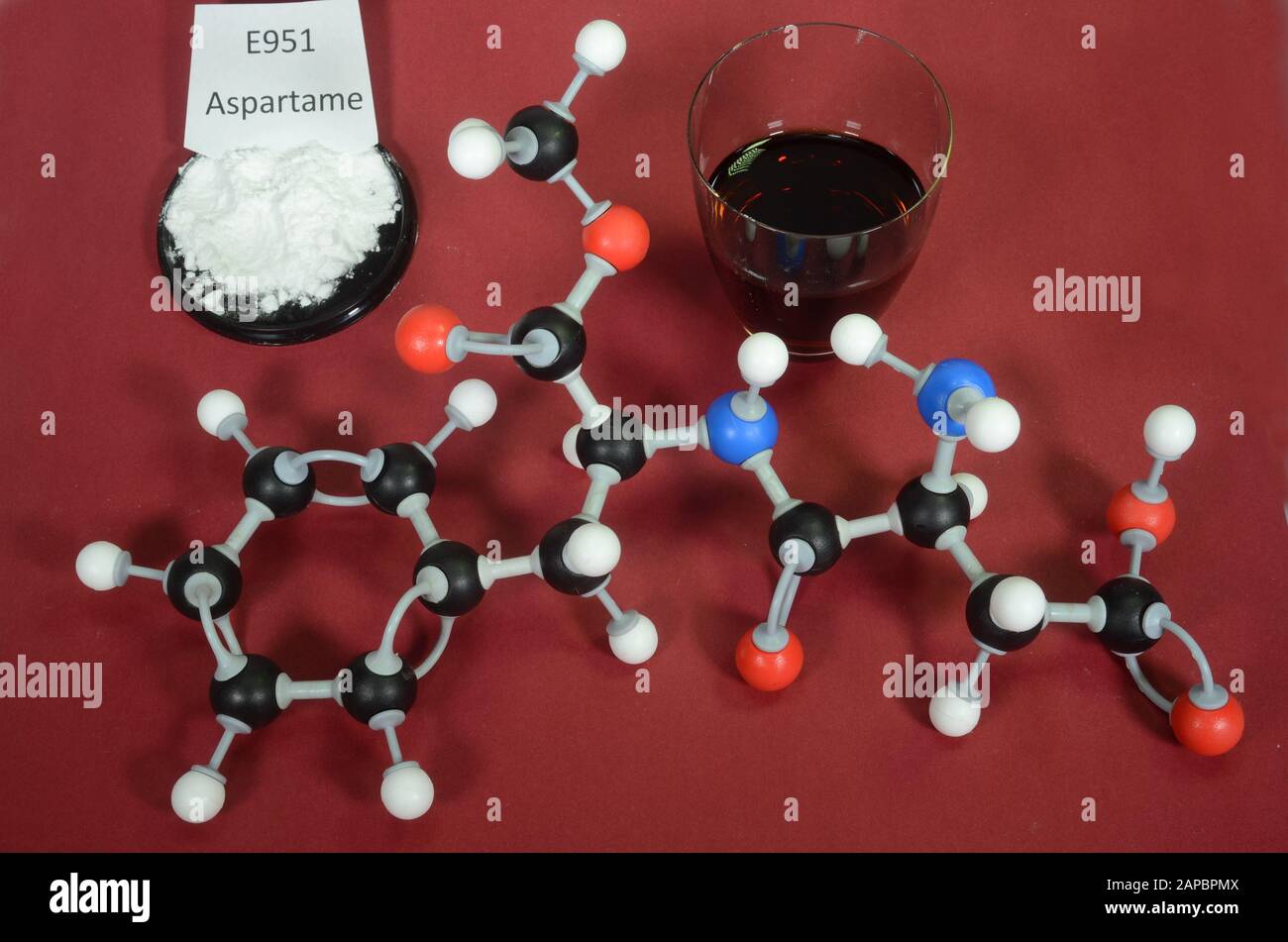 Molekularmodell von Aspartam ein umstrittener künstlicher Süßstoff mit zugehörigen Proben. Weiß ist Wasserstoff, Schwarz ist Kohlenstoff, Rot ist Sauerstoff und Blau i Stockfoto